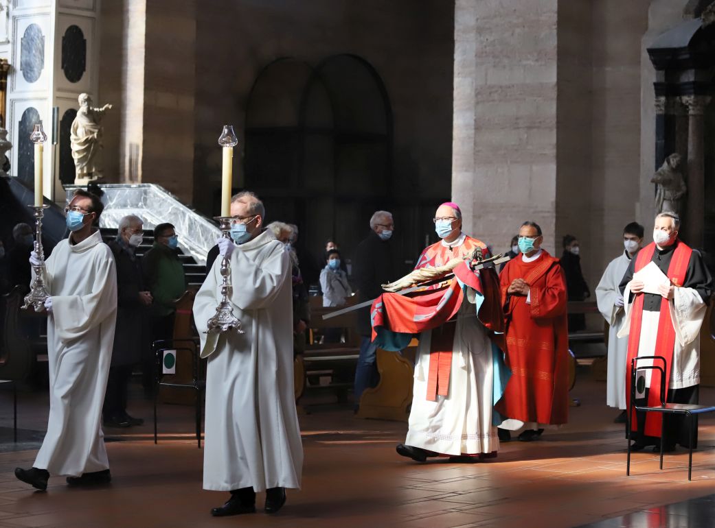 Bischof Ackermann trägt das Kreuz nach altem Trierer Brauch zur Grablege in die benachbarte Liebfrauenkirche.