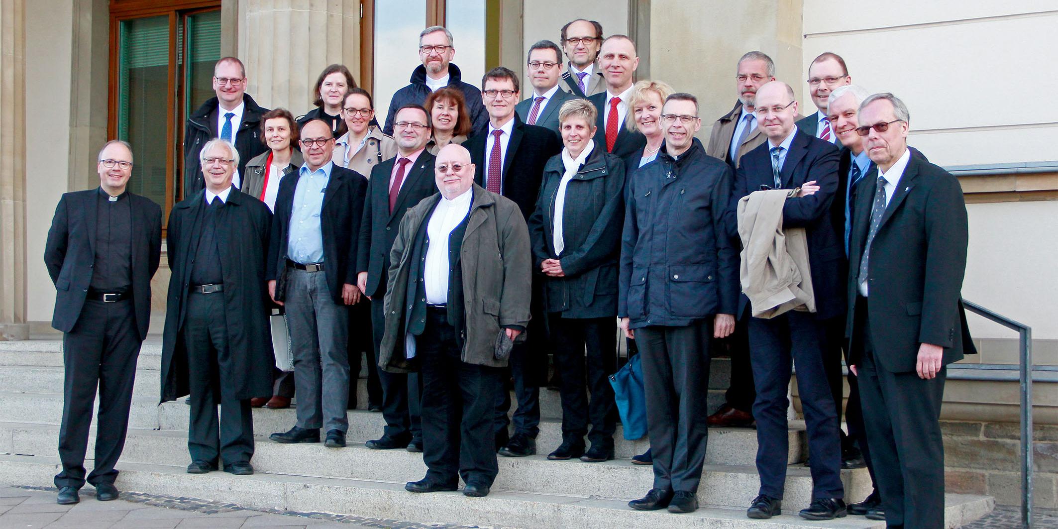 Die Vertreterinnen und Vertreter der Katholischen Büros in Deutschland vor dem Saarländischen Landtag in Saarbrücken.