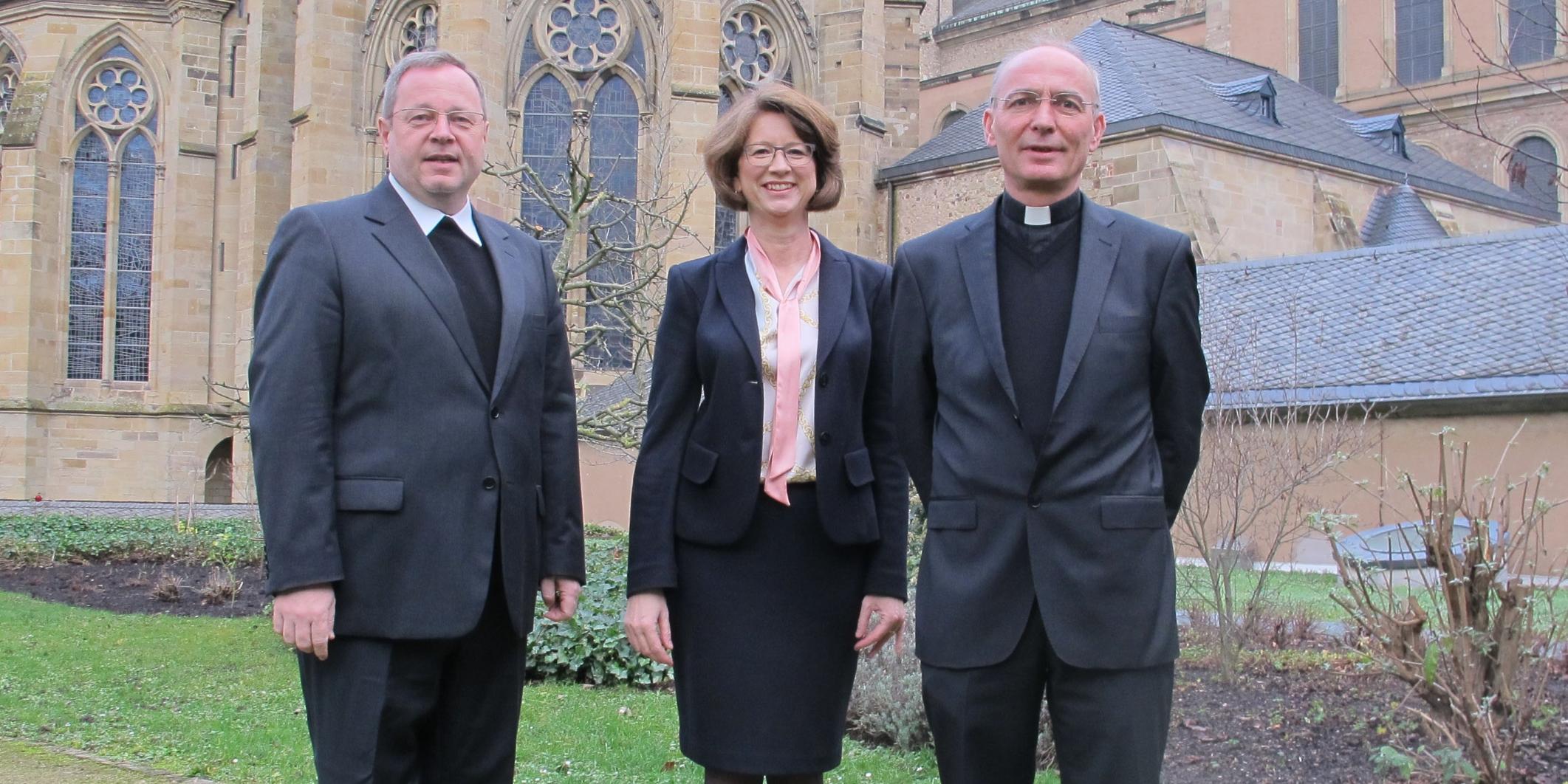Generalvikar Dr. Georg Bätzing (links), Mechthild Schabo und Msgr. Dr. Michael Kneib