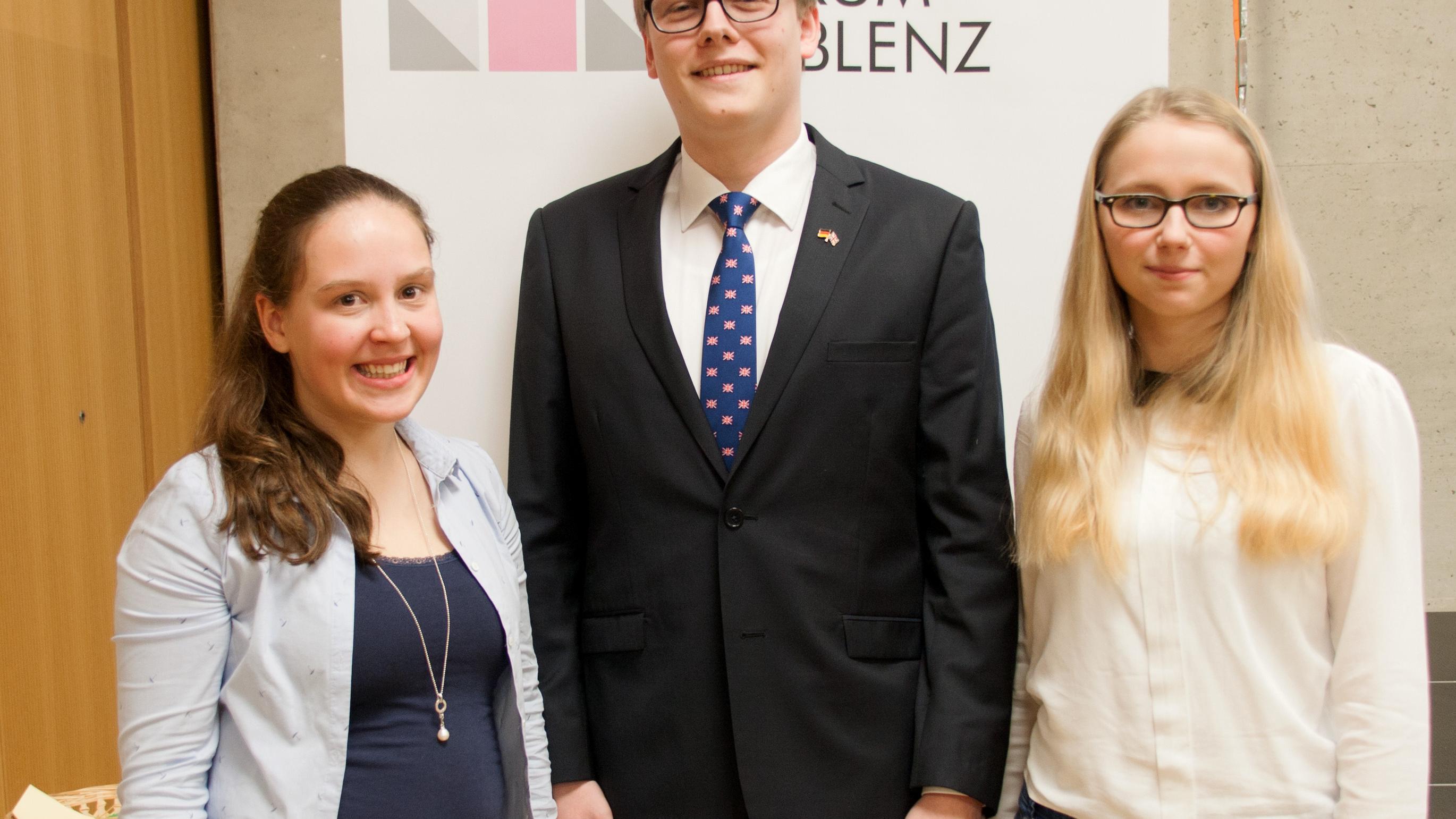 Die Schüler Rebecca Goliasch, Johannes Fritz und Valerie Reppert (v. links) des Bischöflichen Cusanus-Gymnasiums stellen ihre Facharbeiten im Rahmen des katholischen Forums vor.