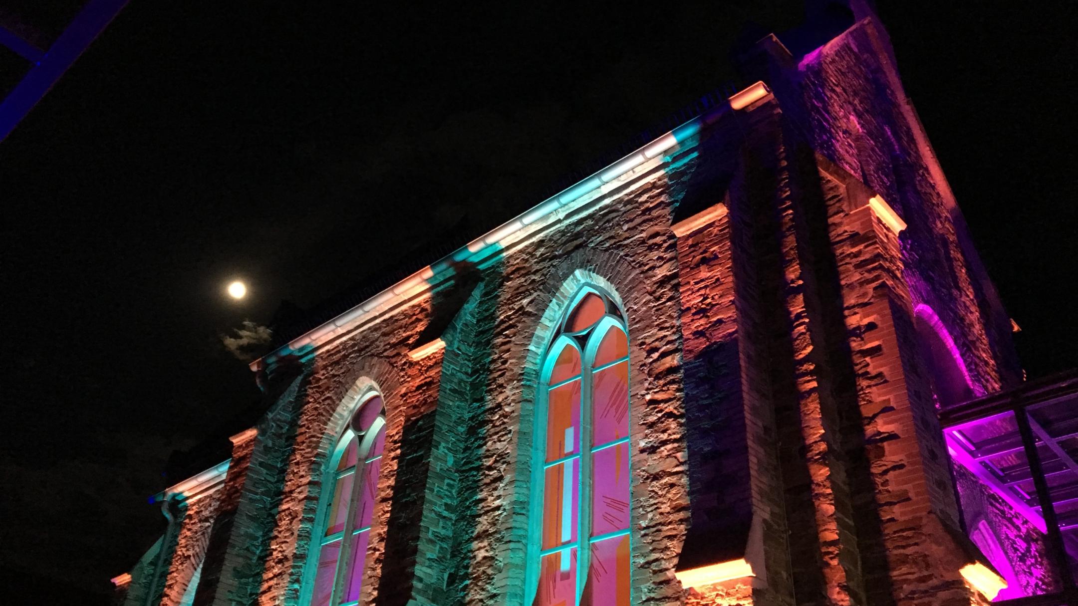 Eine aufwendige Lichtinstallation tauchte die Peter-Friedhofen-Kapelle der Barmherzigen Brüder von Maria-Hilf in ein mystisches Licht.