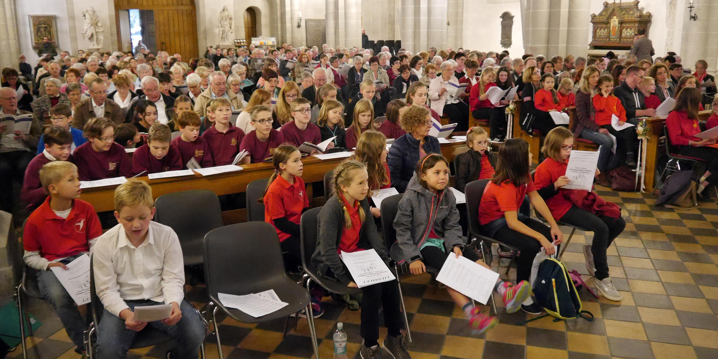 Die Sängerinnen und Sänger sangen gemeinsam in Kirchen
