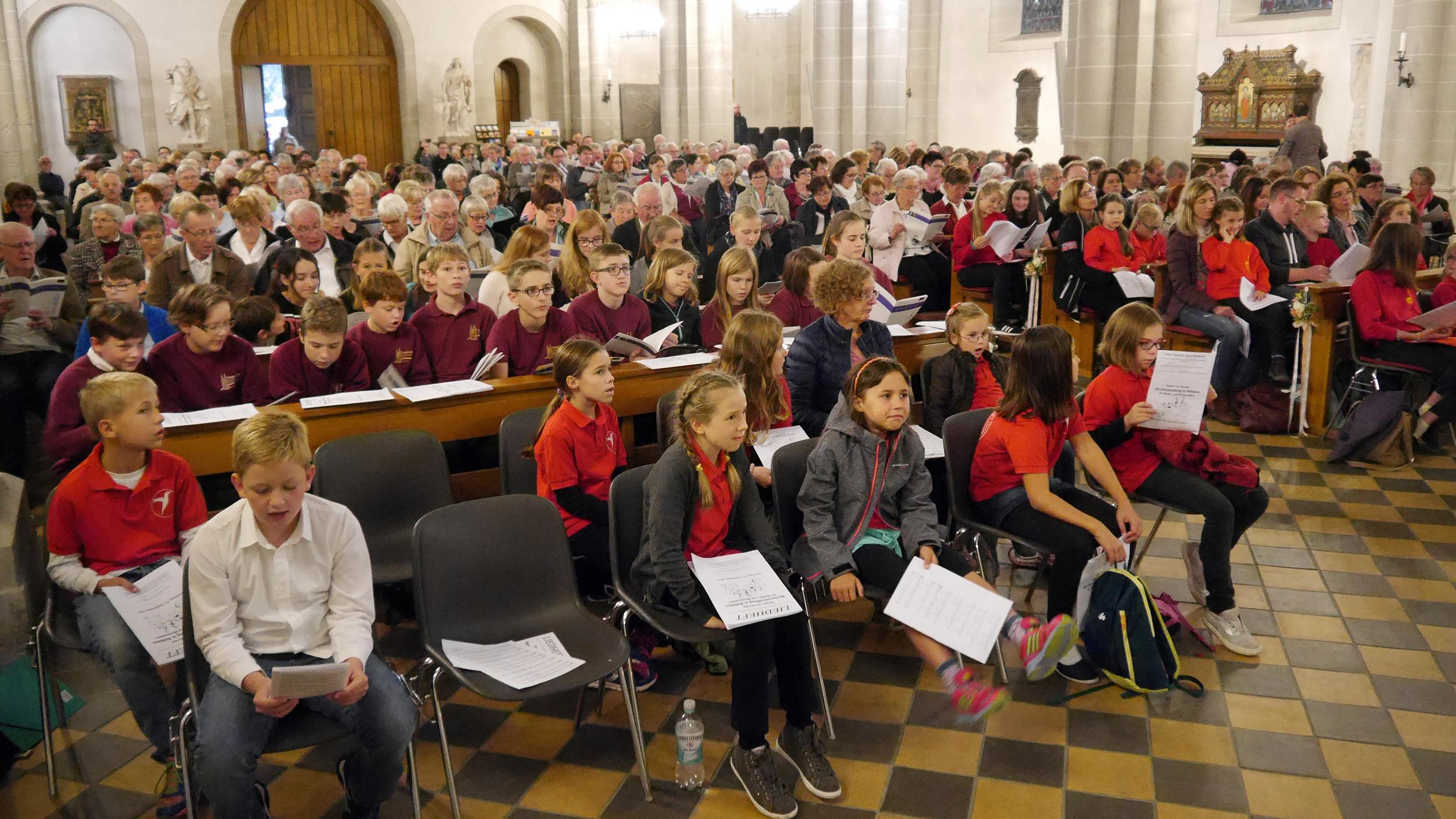 Die Sängerinnen und Sänger sangen gemeinsam in Kirchen