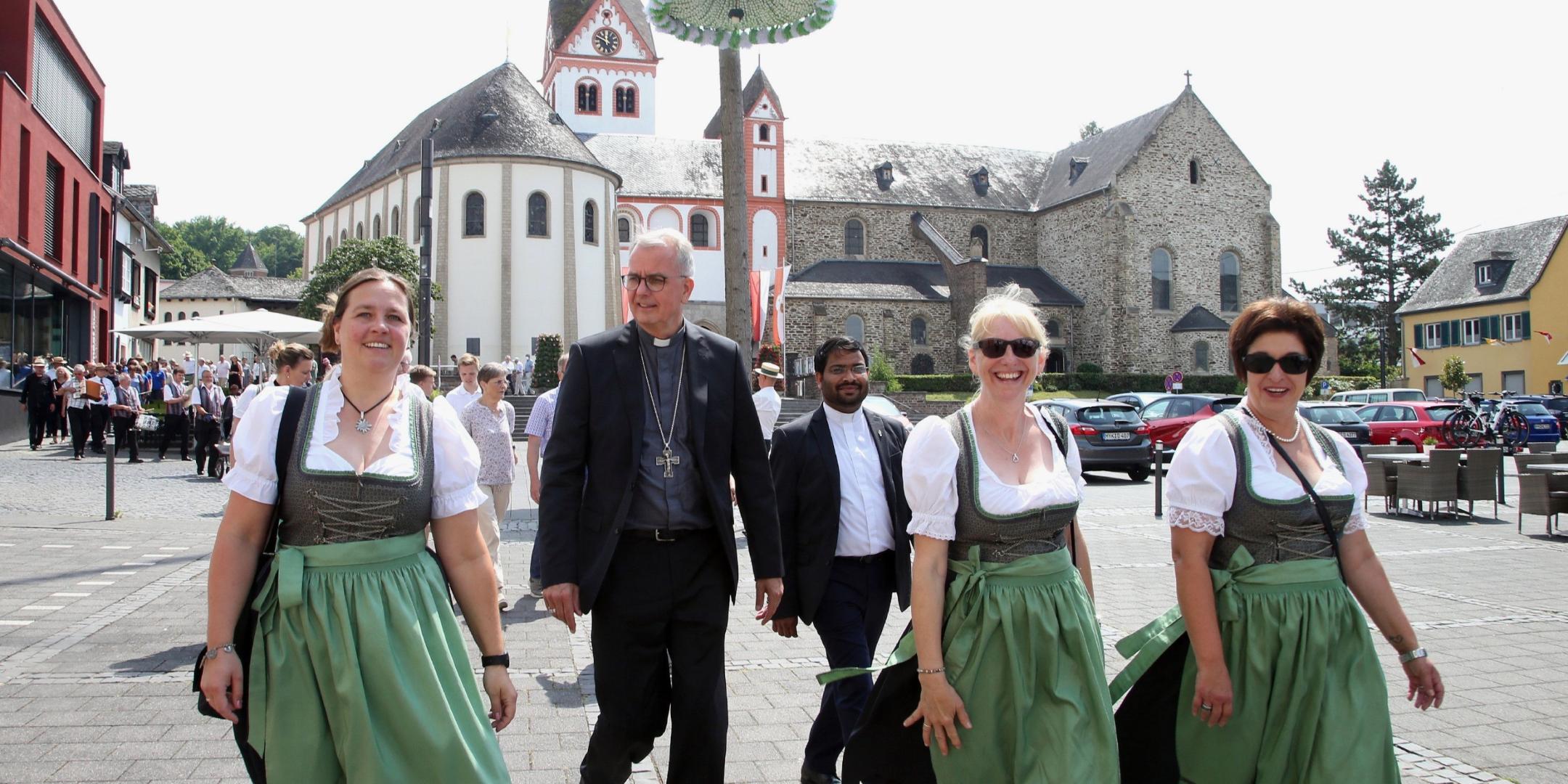 Weihbischof Jörg Michael Peters macht sich nach dem Gottesdienst auf den Weg zum Kirmesplatz. Foto: Winfried Scholz