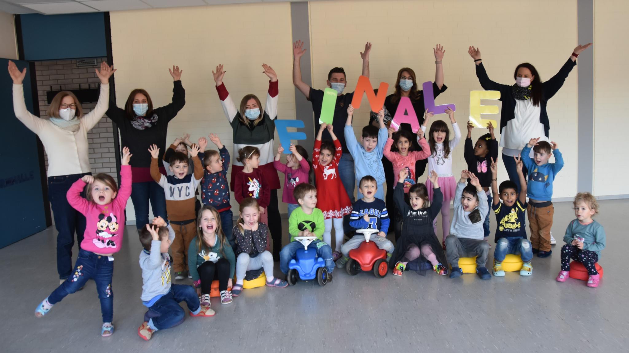 Die Kinder und das Team der Kita Pastor Hein freuen sich über den Einzug ins Finale. Foto: Ute Kirch