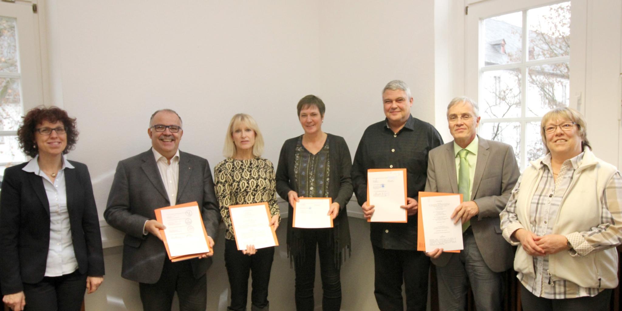 Über eine erfolgreiche Unterzeichnung der Finanzierbungsvereinbarungen freuen sich die Beteiligten. Foto: Stadt Koblenz