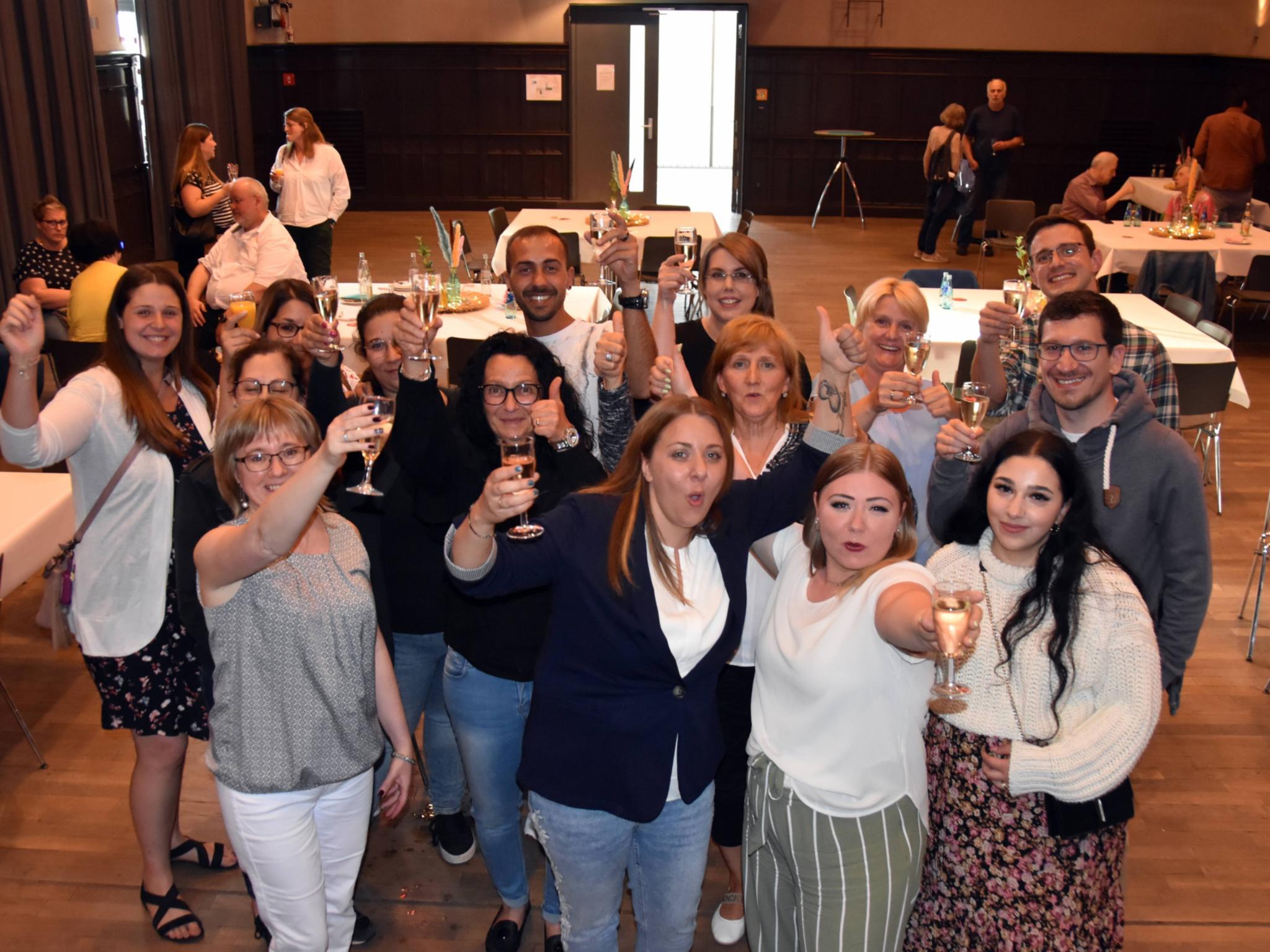 Kita-Team, Eltern und Freunde feierten am Montagabend in der Aula in Sulzbach den Sonderpreis. Foto: Ute Kirch