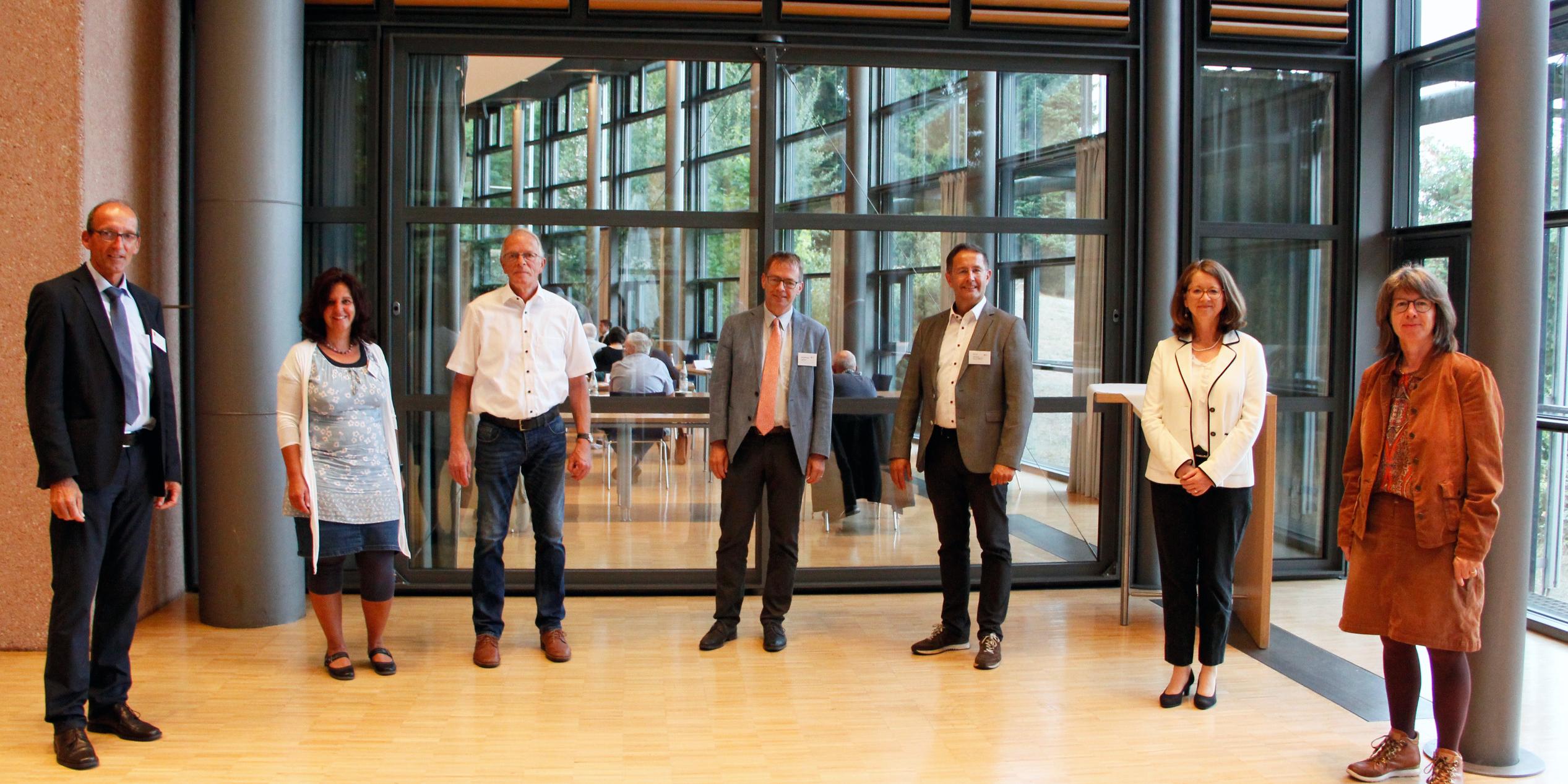Der Aufsichtsrat der Kita gGmbH Trier: Konrad Berg, Ursula Steuer, Hermann Sonnen, Georg Binninger, Ralf Olk, Mechthild Schabo und Angela Thelen (vlnr.) (Foto: Simone Bastreri/Bistum Trier)