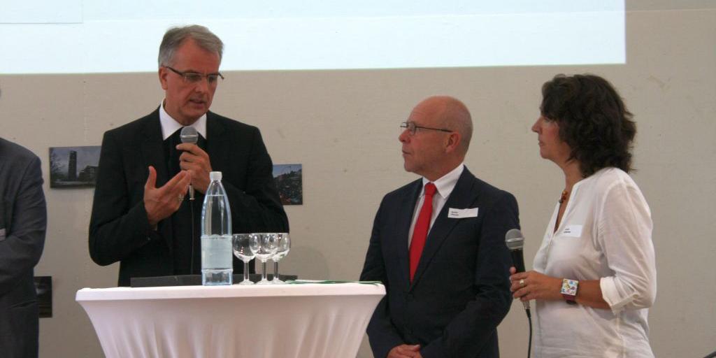 Weihbischof Jörg Michael Peters (links) bei der Begrüßungsrunde des Fachtages mit Detlef Placzek und Moderatorin Veronika Bergmann.