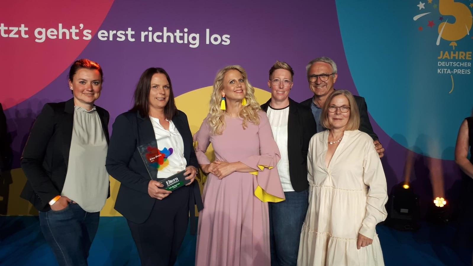 Freuen sich über den Publikumspreis: Das Team der Kita Pastor Hein in Sulzbach-Altenwald Nicole Merten, Sabine Betz, Moderatorin Barbara Schöneberger, Hanna Heemann, Rainer Borens und Christel Dörrenbächer (von links) bei der Preisverleihung in Berlin. Foto: Kita Pastor Hein