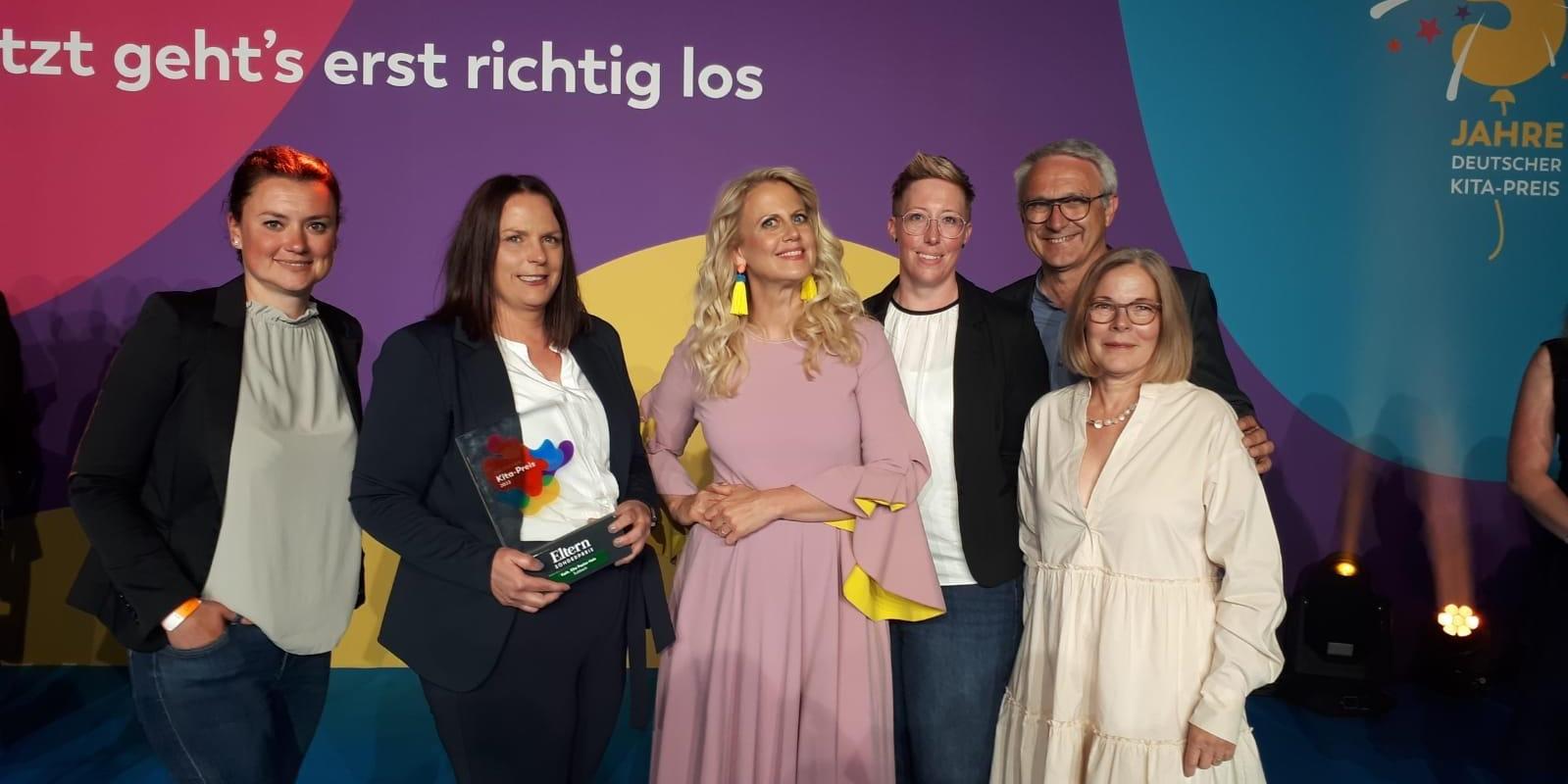 Freuen sich über den Publikumspreis: Das Team der Kita Pastor Hein in Sulzbach-Altenwald Nicole Merten, Sabine Betz, Moderatorin Barbara Schöneberger, Hanna Heemann, Rainer Borens und Christel Dörrenbächer (von links) bei der Preisverleihung in Berlin. Foto: Kita Pastor Hein