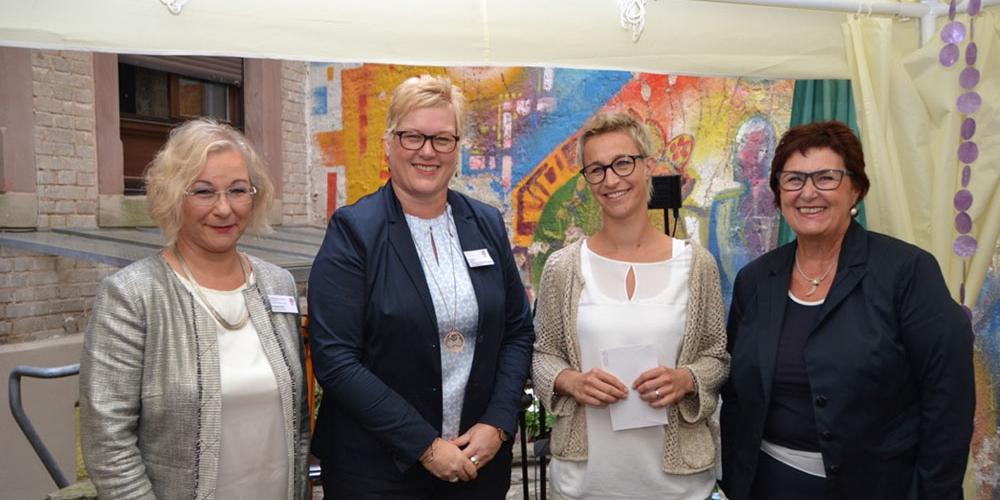 vlnr: Barbara Klein (Leiterin der Einrichtung), Andrea Wolter (Geschäftsführerin), Nadine Schön (MdB), Gaby Schäfer (SkF-Vorsitzende)
