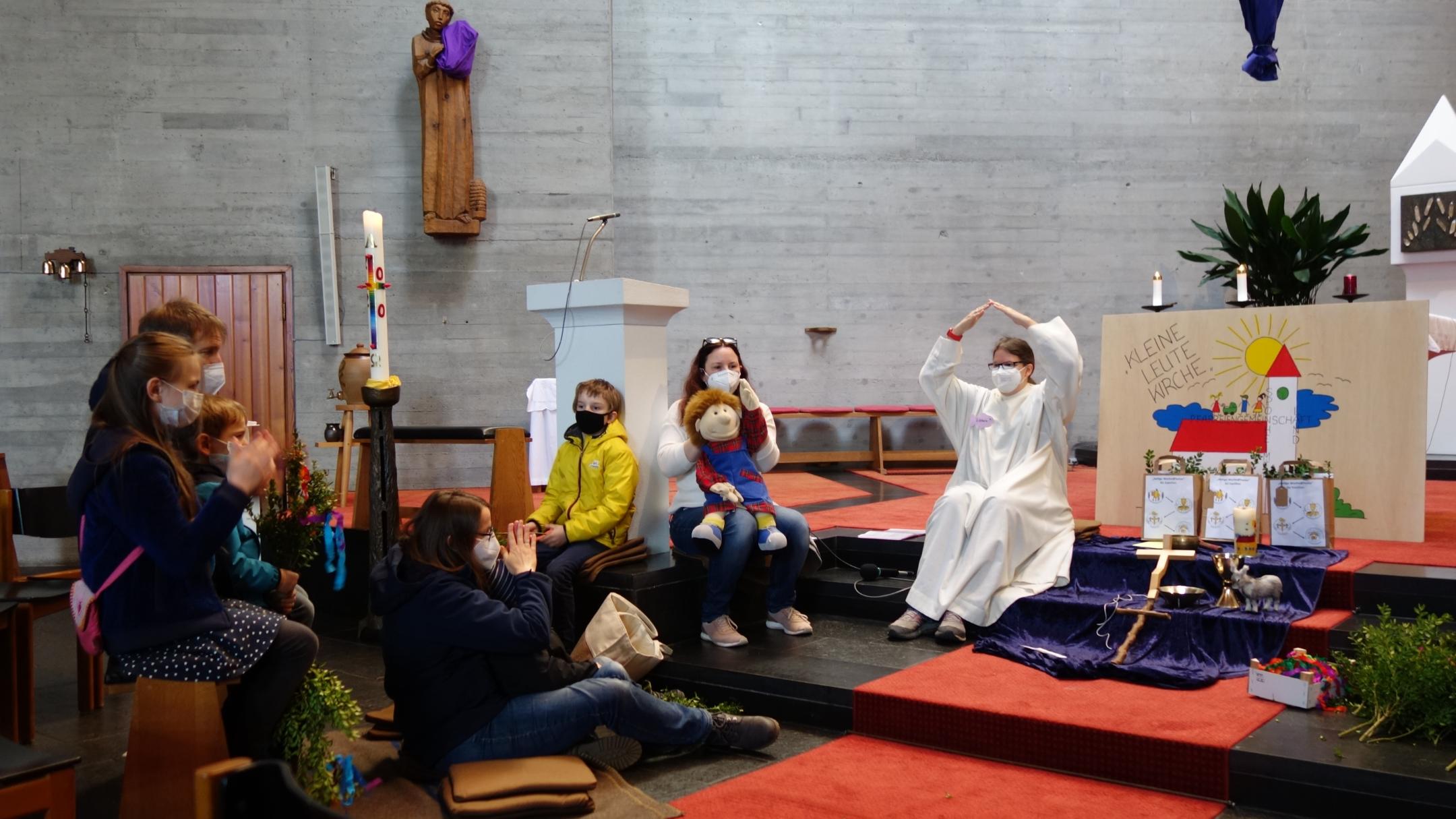 Viktoria Höhn (rechts) bei der 'Kleine Leute Kirche' in Hargesheim. Foto: Bistum Trier/Julia Fröder