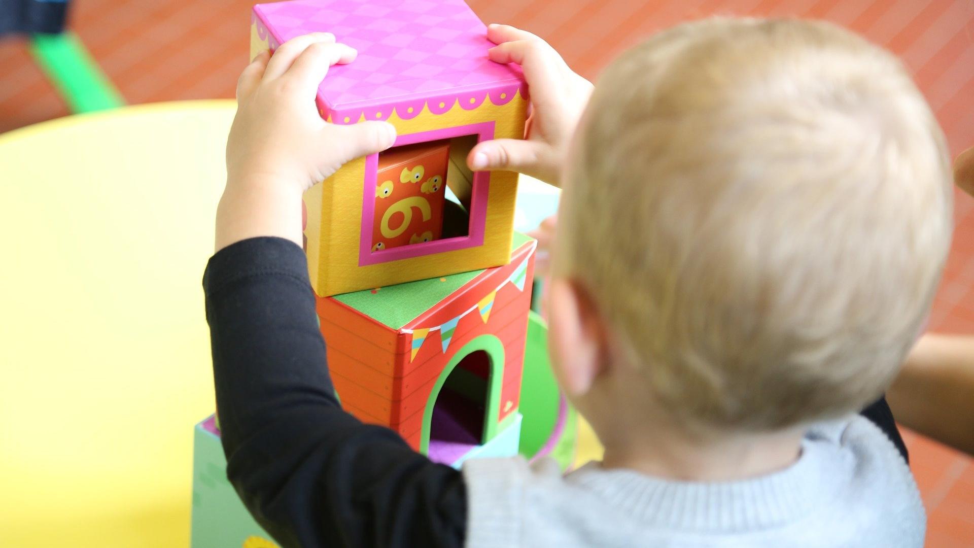 Maria Iuhos fühlt sich wohl im Haus Tobias. Die Kinder in ihrer Gruppe sind die Jüngsten der Einrichtung.