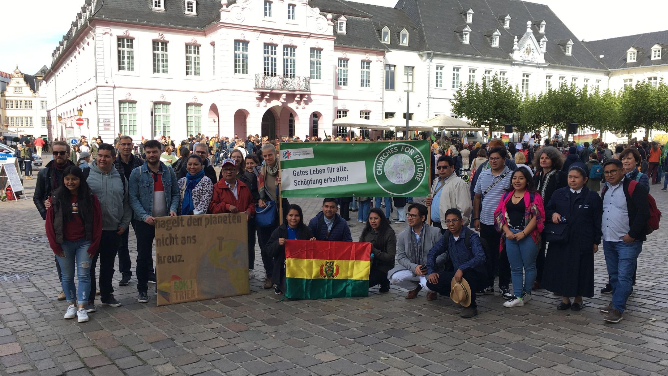 Gemeinsam mit Christen aus dem Partnerland Bolivien demonstrieren evangelische und katholische Christen gegen den Klimawandel (Foto: ekkt)
