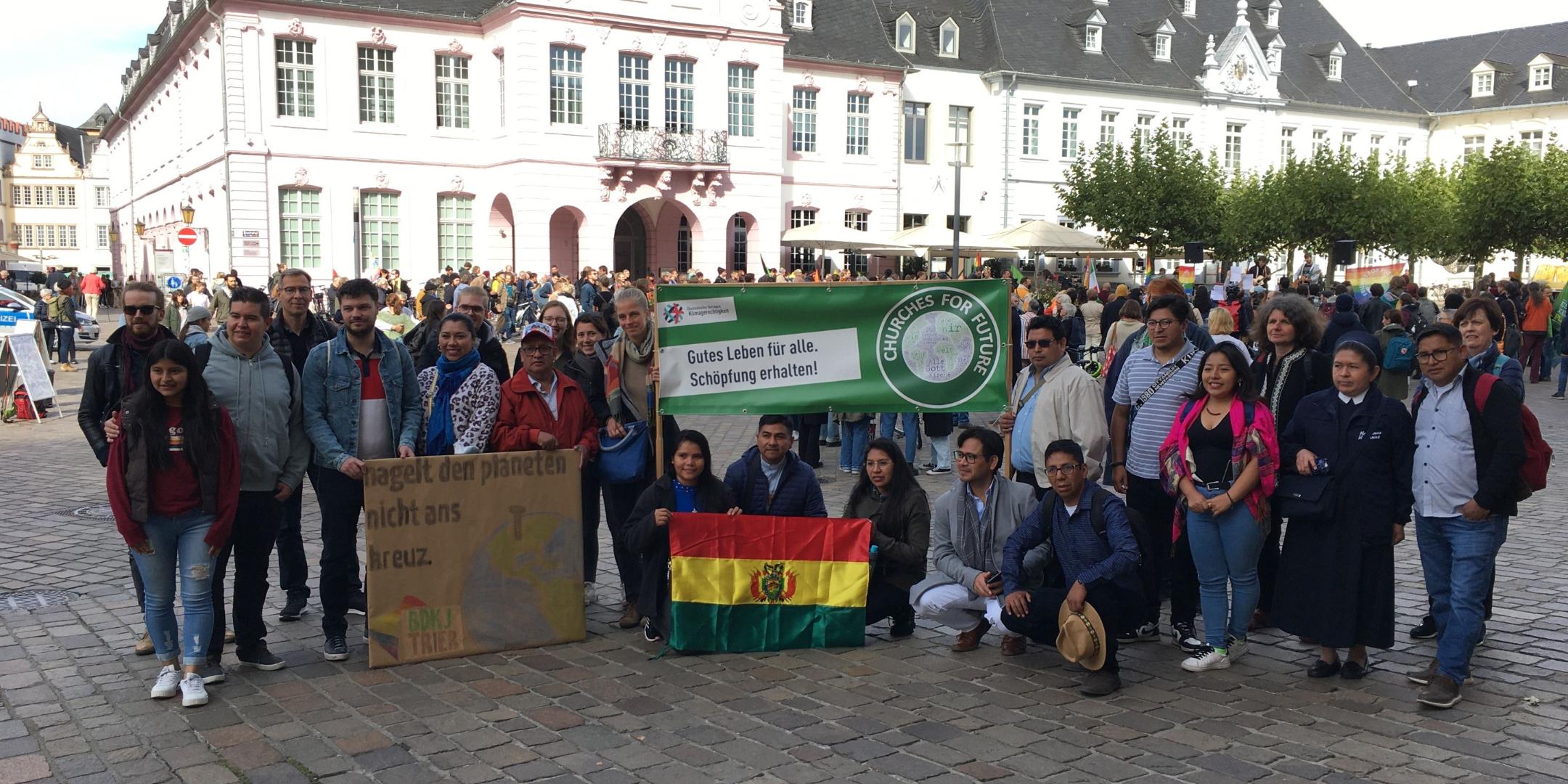 Gemeinsam mit Christen aus dem Partnerland Bolivien demonstrieren evangelische und katholische Christen gegen den Klimawandel (Foto: ekkt)
