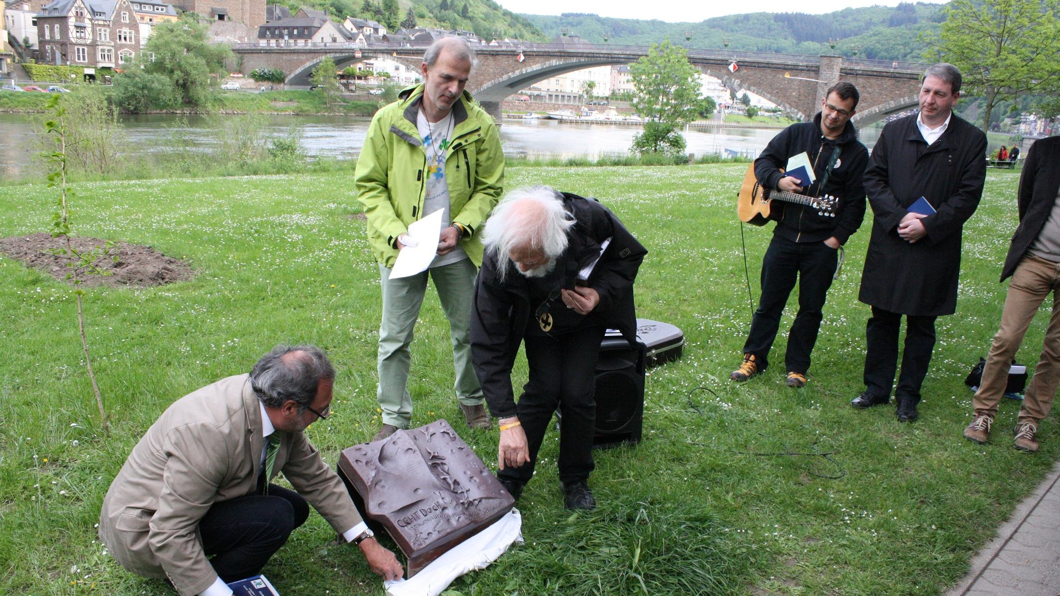 Pastoralreferent Rudolf Zavelberg, Helmut Laux und Rüdiger Lancelle von der Fachkonferenz Ökumene, der ev. Jugendpfarrer Maik Sommer und Pfarrer Markus Arndt (v.l.n.r.) beim Enthüllen der Tontafel