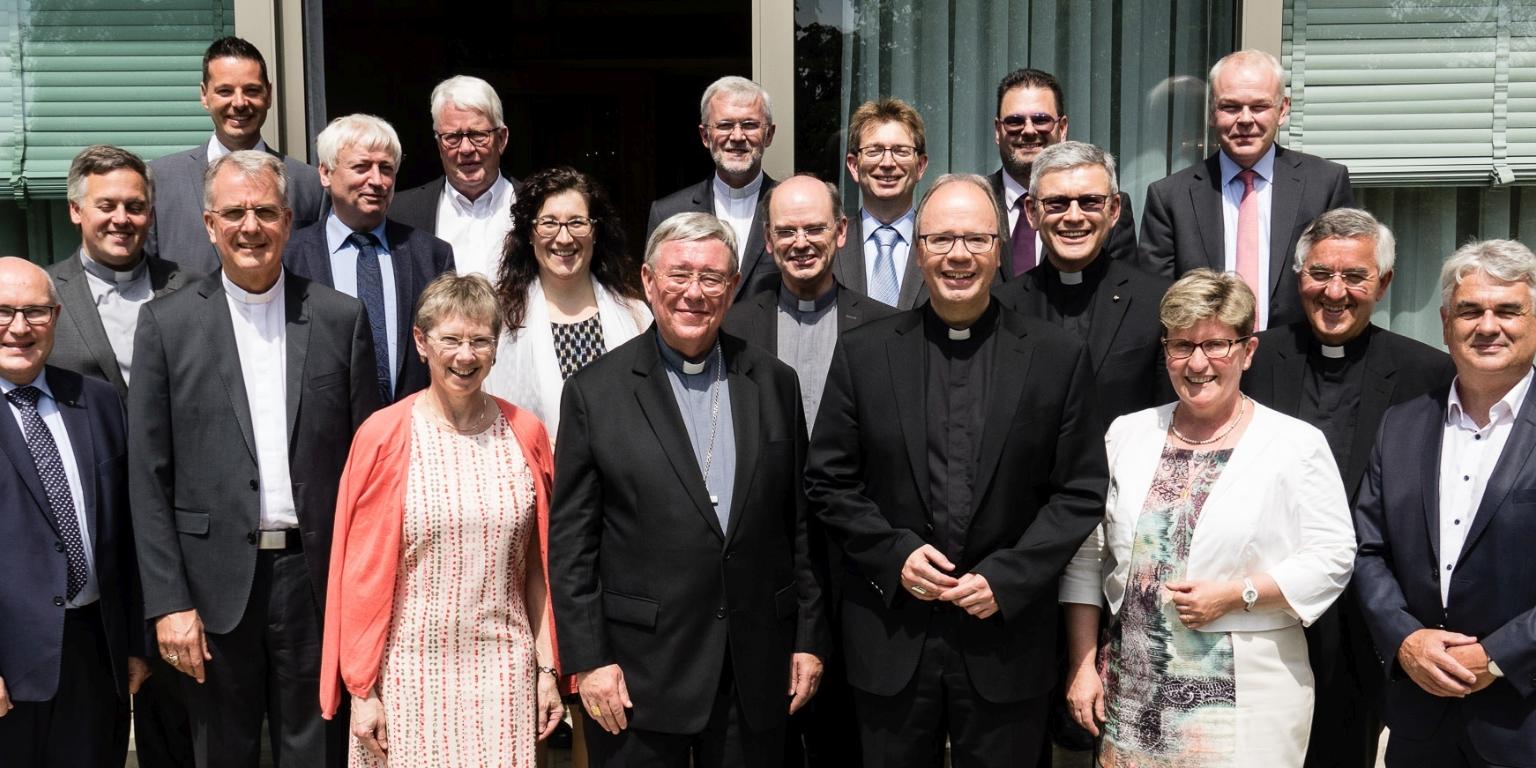 Erzbischof Hollerich und Bischof Ackermann (vorne Mitte) mit den Delegationen aus Luxemburg und Trier