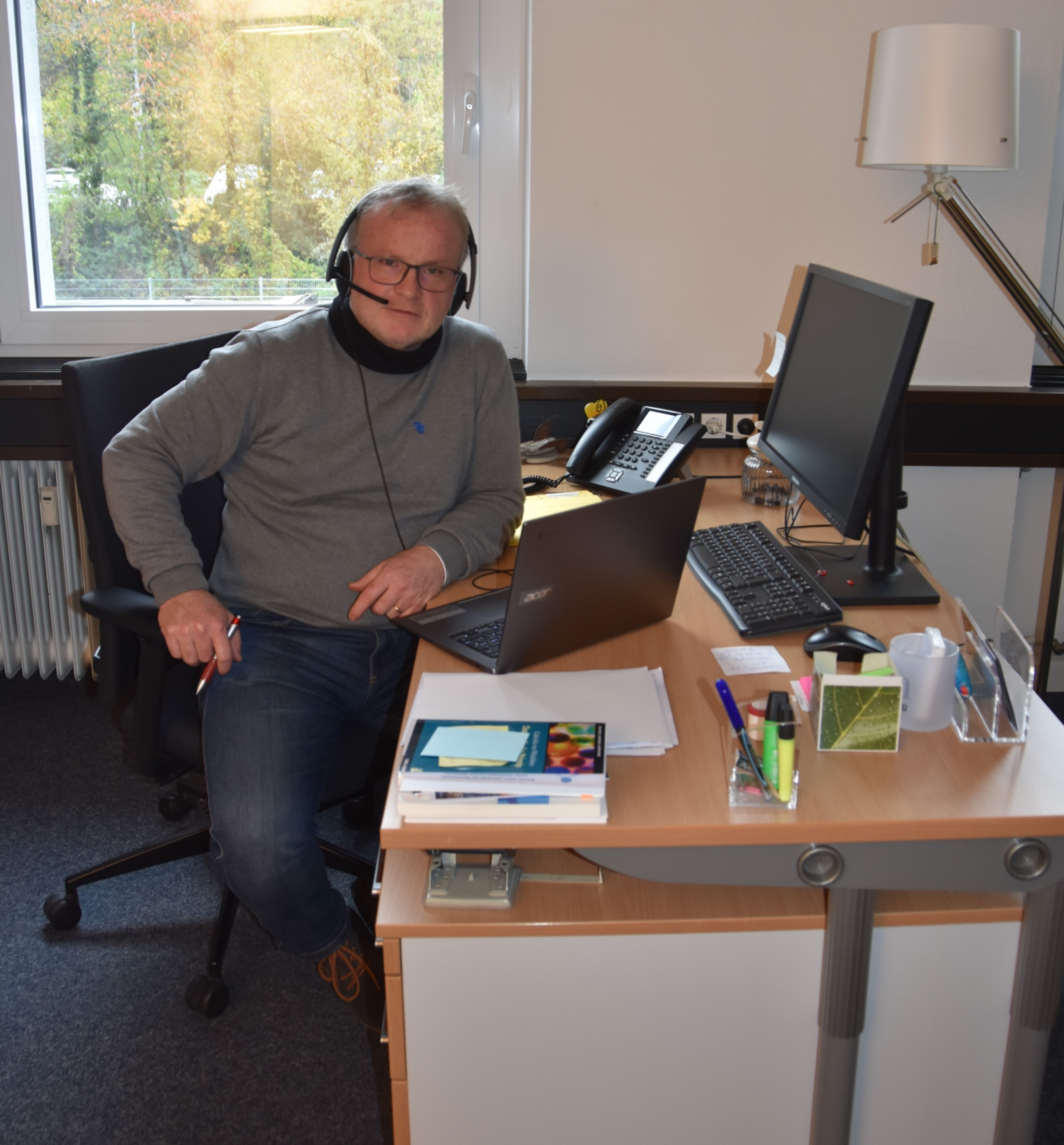 Renator Barachino, Leiter der Lebensberatungsstelle in Saarbrücken, kann Ratsuchenden via Chromebook und Headset via Videochat beraten. Die Anschaffung ermöglichte die Stiftung Lebensberatung.