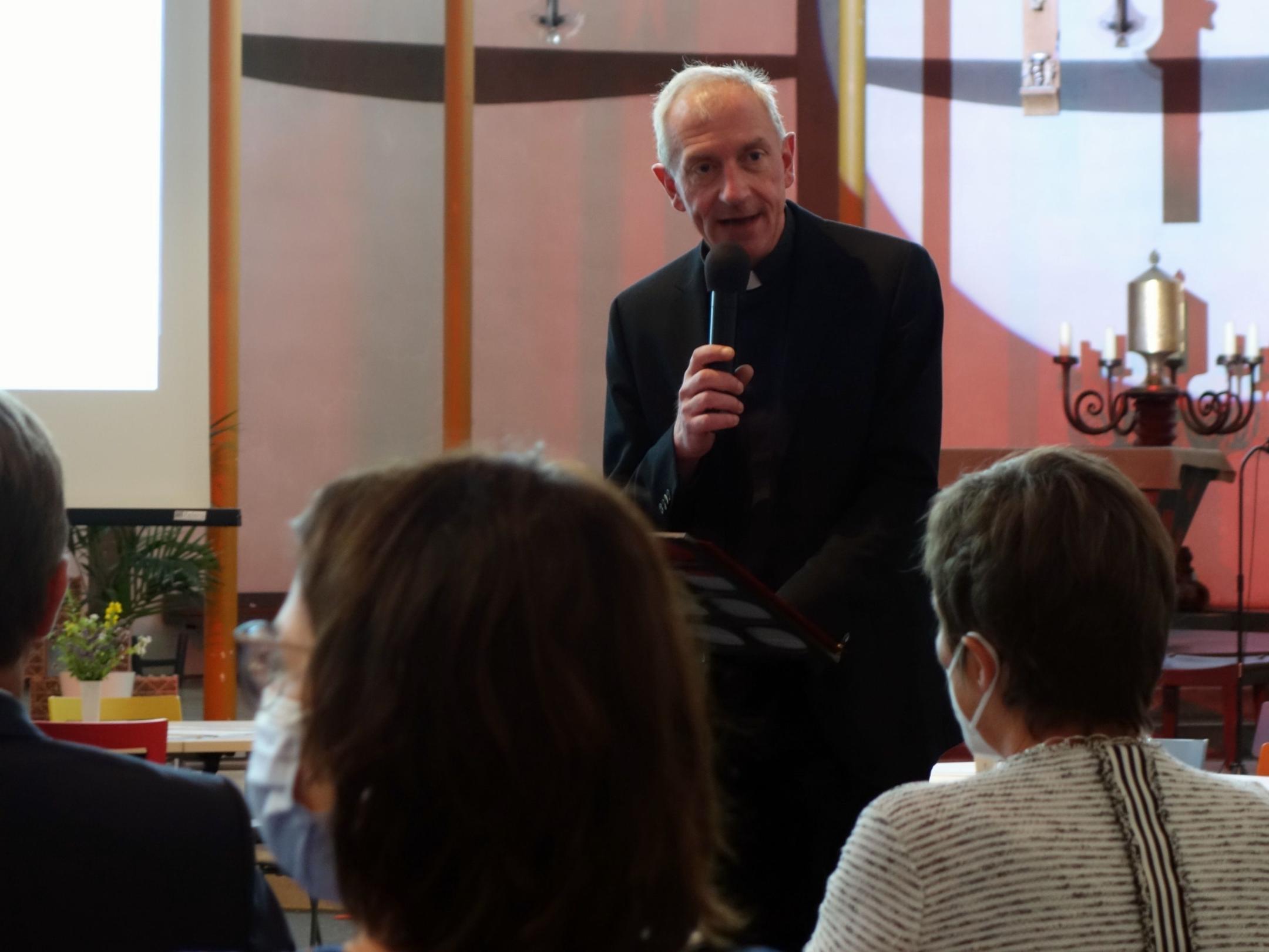Domkapitular Benedikt Welter sprach als Vorsitzender des Diözesan-Caritasverbandes zu den Anwesenden (Foto: Julia Fröder/Bistum Trier)