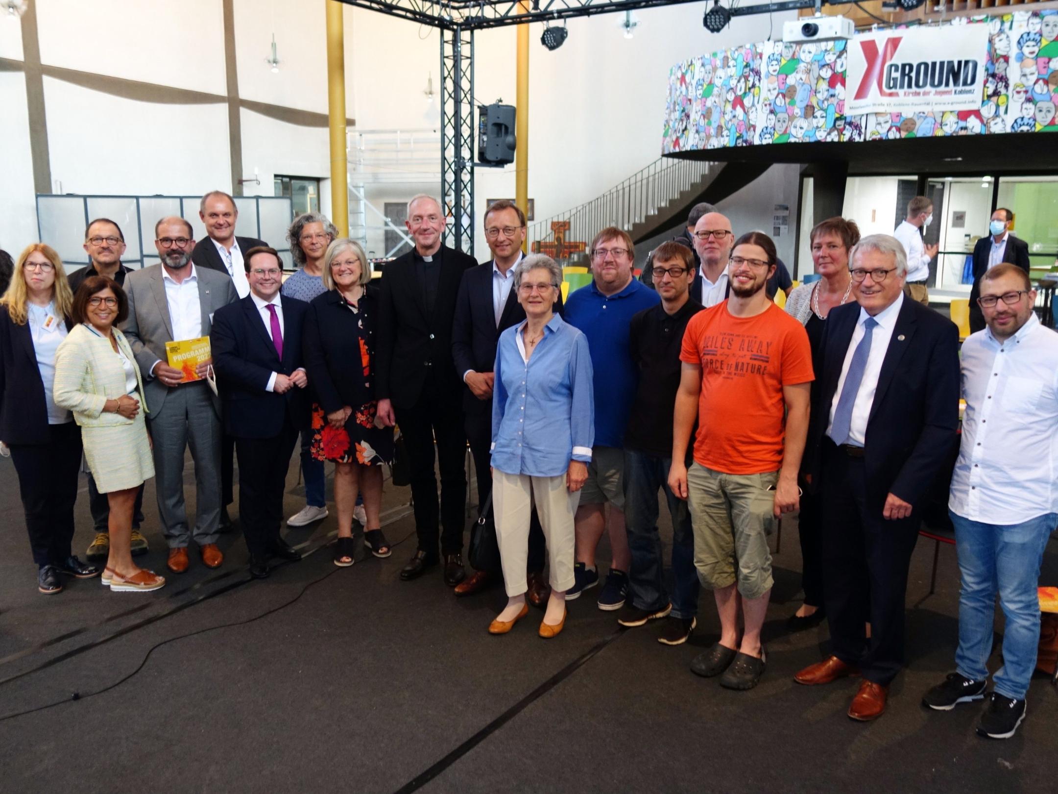 Viele Menschen aus Politik, Gesellschaft und Kirche sind der Einladung des Diözesan-Caritasverbands und des Bistums Trier in den 'X-Ground' Koblenz gefolgt. (Foto: Julia Fröder/Bistum Trier