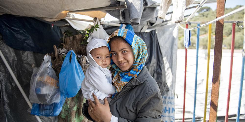 Lesbos - Frau mit Kind im Flüchtlingslager