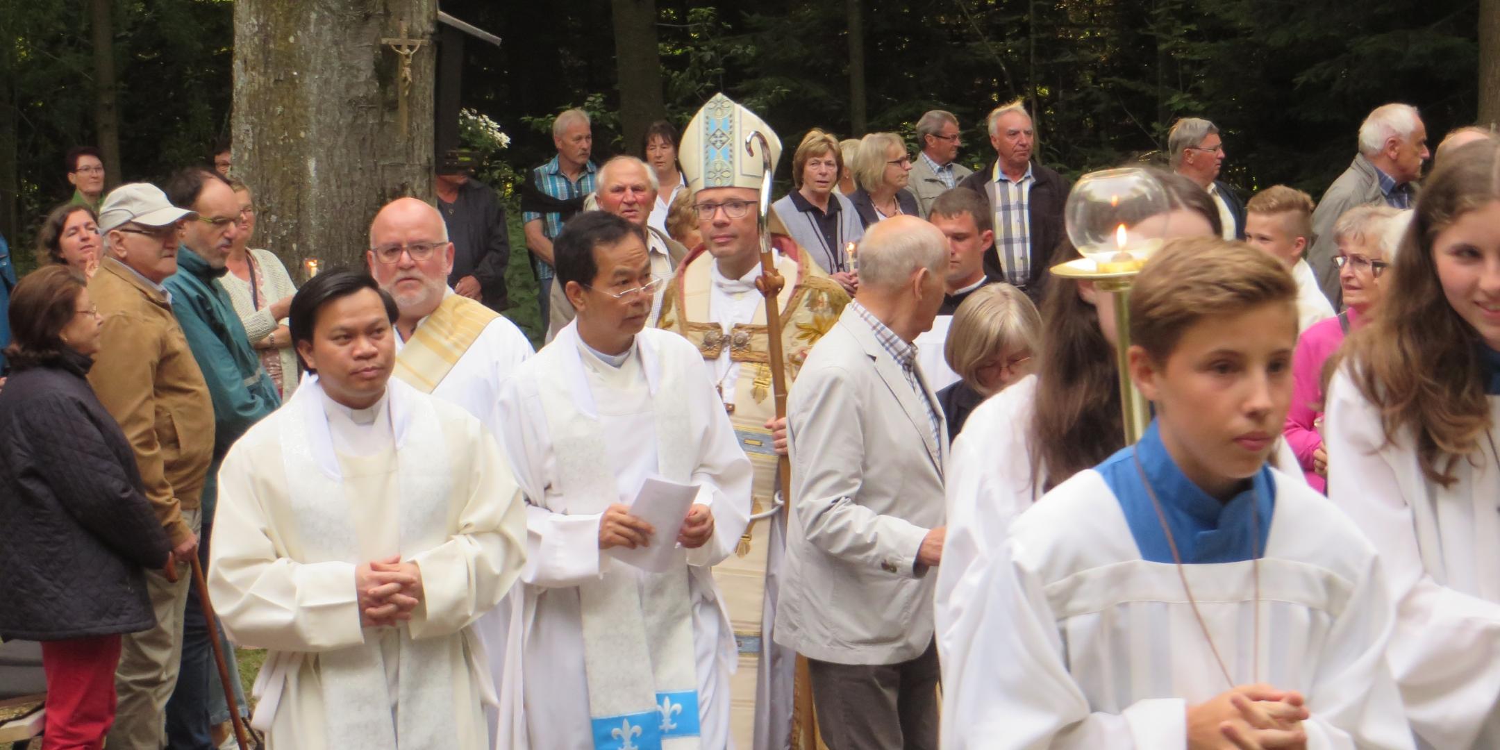 500 Gläubige pilgerten mit Bischof Ackermann in die Kapelle im Wald.