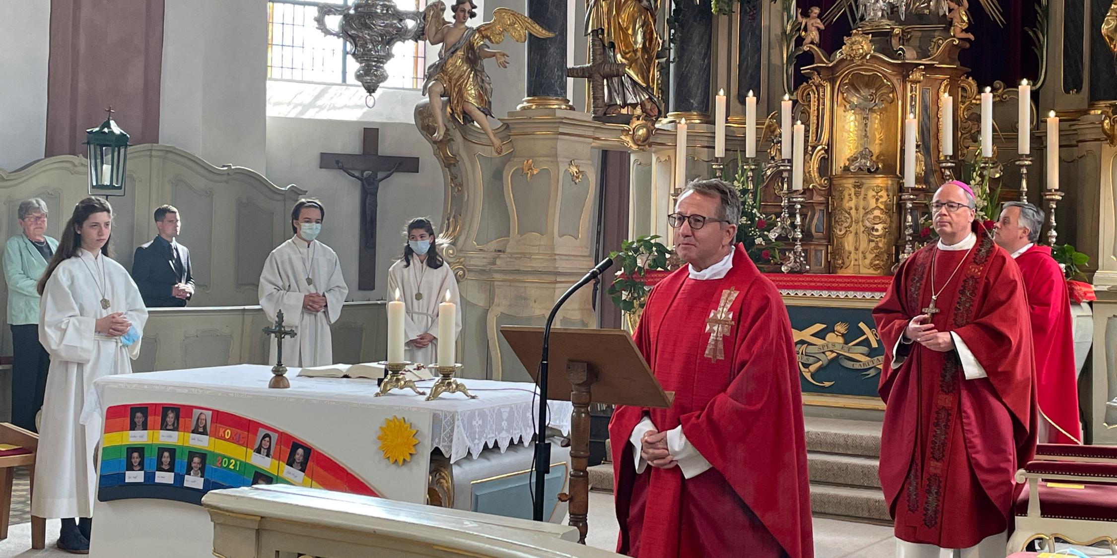 Dechant Dr. Ralph Hildesheim (vorne), dahinter Bischof Dr. Stephan Ackermann beim Patronatsfest in Longuich (Foto: S. Bastreri/Bistum Trier)