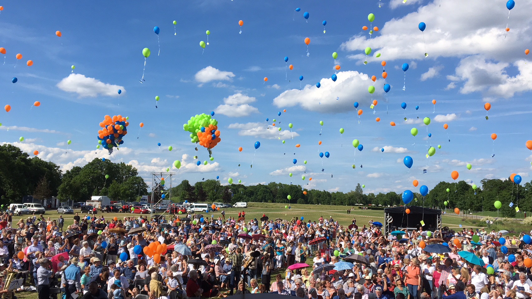 1000 Luftballons steigen beim Sendungsgottesdienst in die Luft.