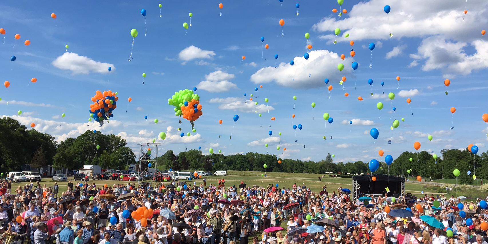 1000 Luftballons steigen beim Sendungsgottesdienst in die Luft.