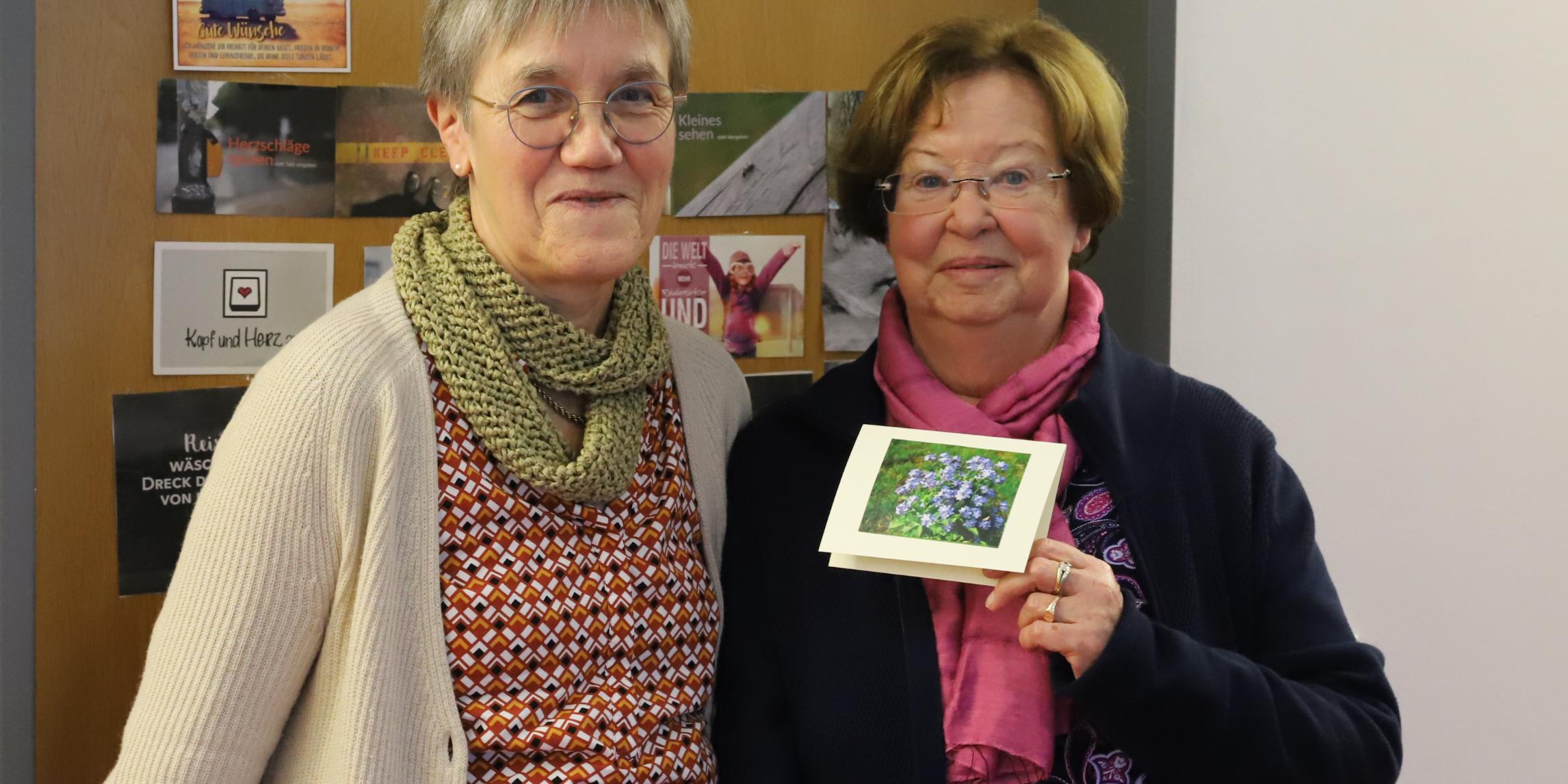 Matthia Walter und Katharina Wieser haben den Seniorenbesuchsdienst vor sieben Jahren mit ins Leben gerufen. Hier präsentieren sie eine der Karten, mit denen sie ihr Angebot damals bei den älteren Frauen und Männern in der Gemeinde bekannt gemacht haben.