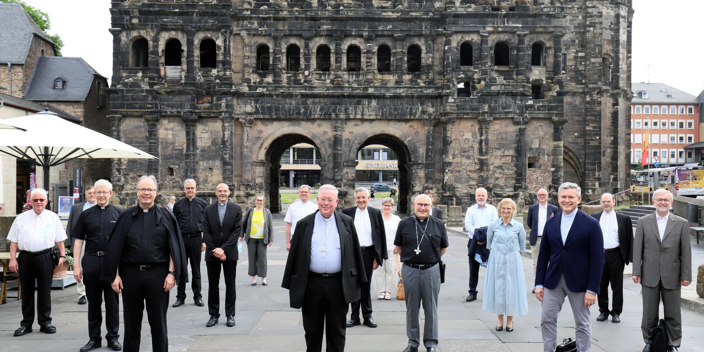 Treffen der Delegationen aus Luxemburg und Trier um Erzbischof Hollerich und Bischof Ackermann (vorne links)