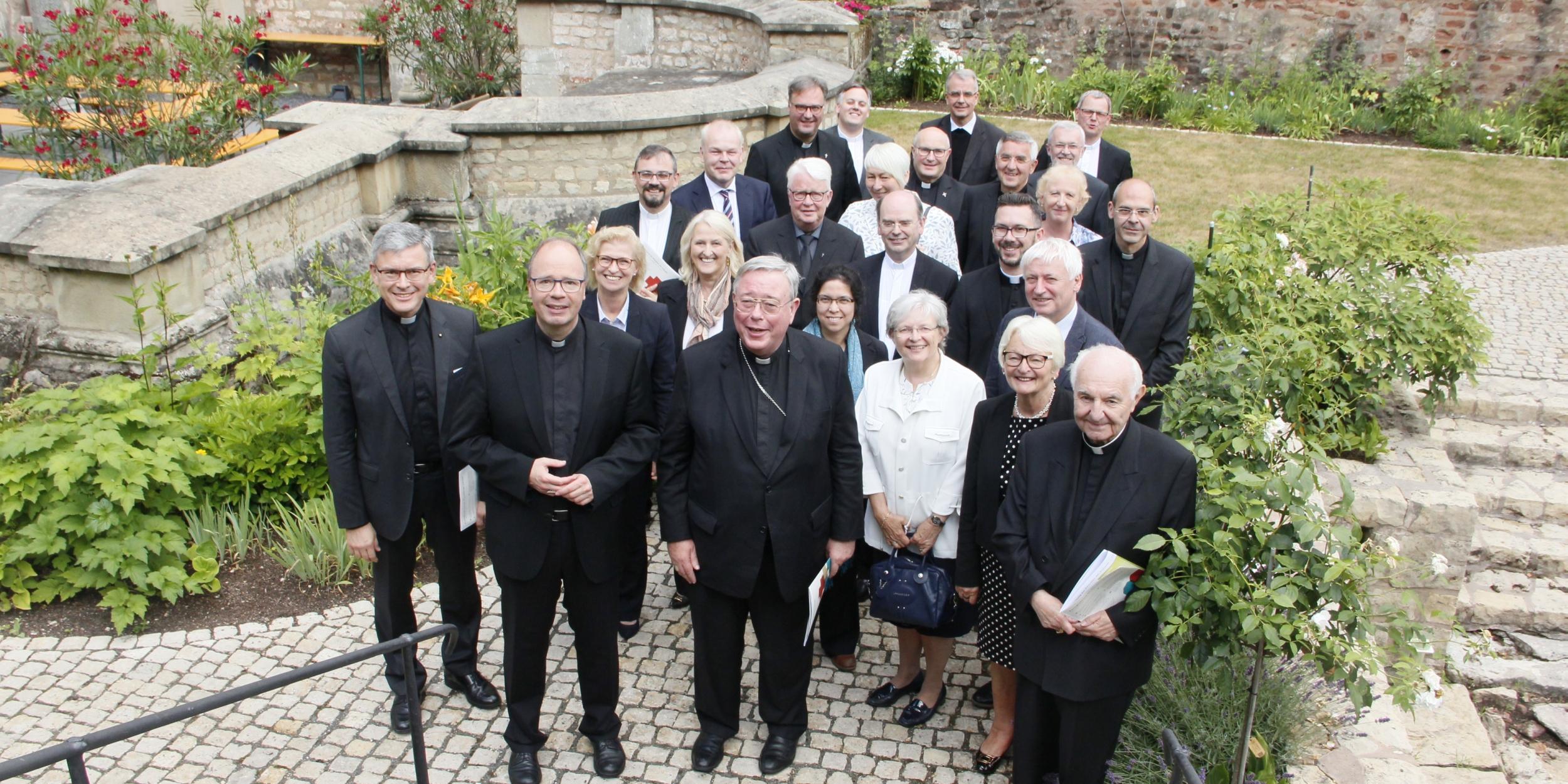 Die Delegationen aus Luxemburg und Trier um Erzbischof Hollerich und Bischof Ackermann (vorne Mitte)