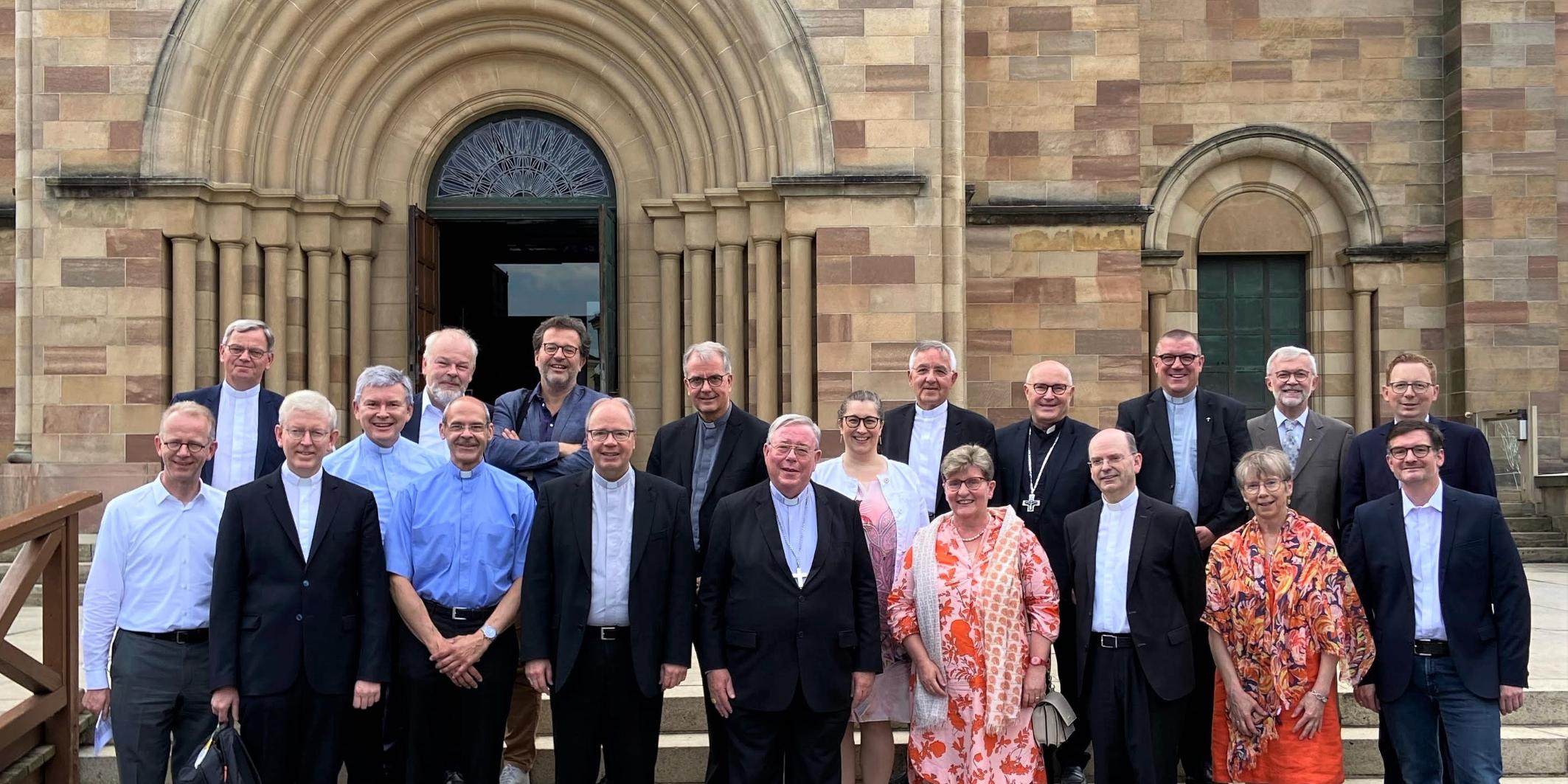 Die Delegationen der Diözesen Luxemburg und Trier vor der Basilika in Echternach. (Foto: Erzbistum Luxemburg)