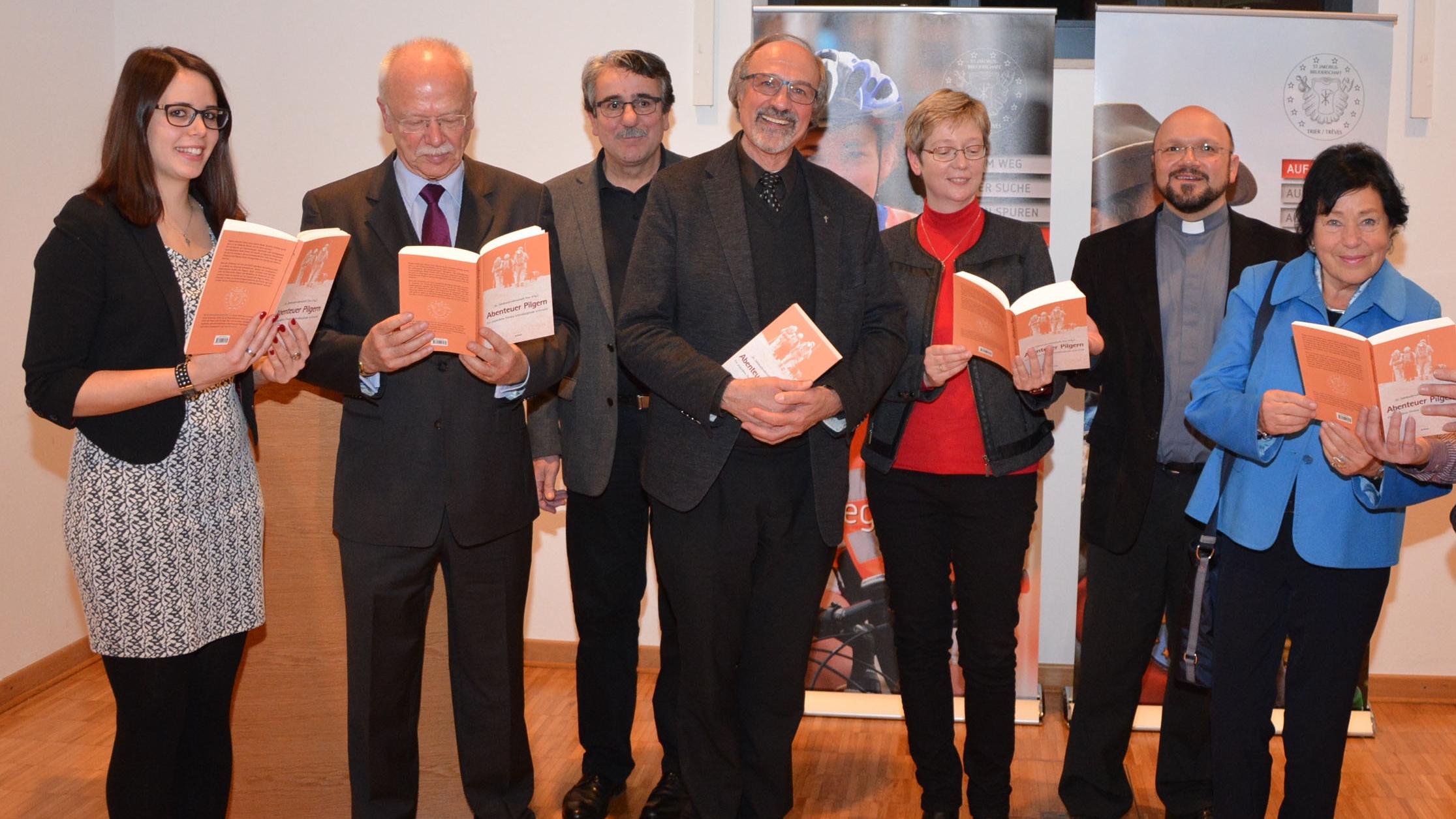 Autorinnen und Mitglieder des Redaktionsteams bei der Buchvorstellung in der Dominfo (von links): Madeleine Schneider, Hans-Jürgen Berg, Hubert Schnabel, Martin Lörsch, Carola Fleck, Dr. Markus Nicolay, Sigrun-Heide Filipp.