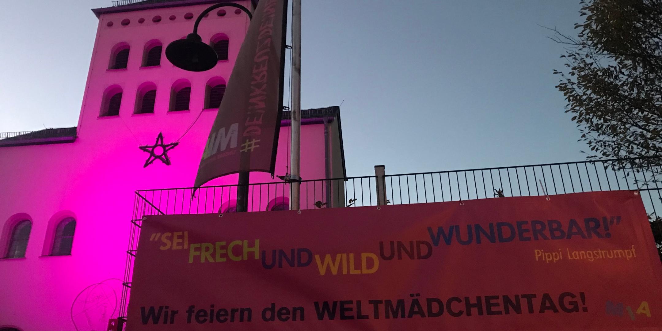 Anlässlich des Weltmädchentags erstrahlte die Jugendkirche MIA in Rappweiler-Zwalbach in Pink, um so auf die Benachteiligung von Mädchen und Frauen hinzuweisen. Foto: Thorsten Hoffmann