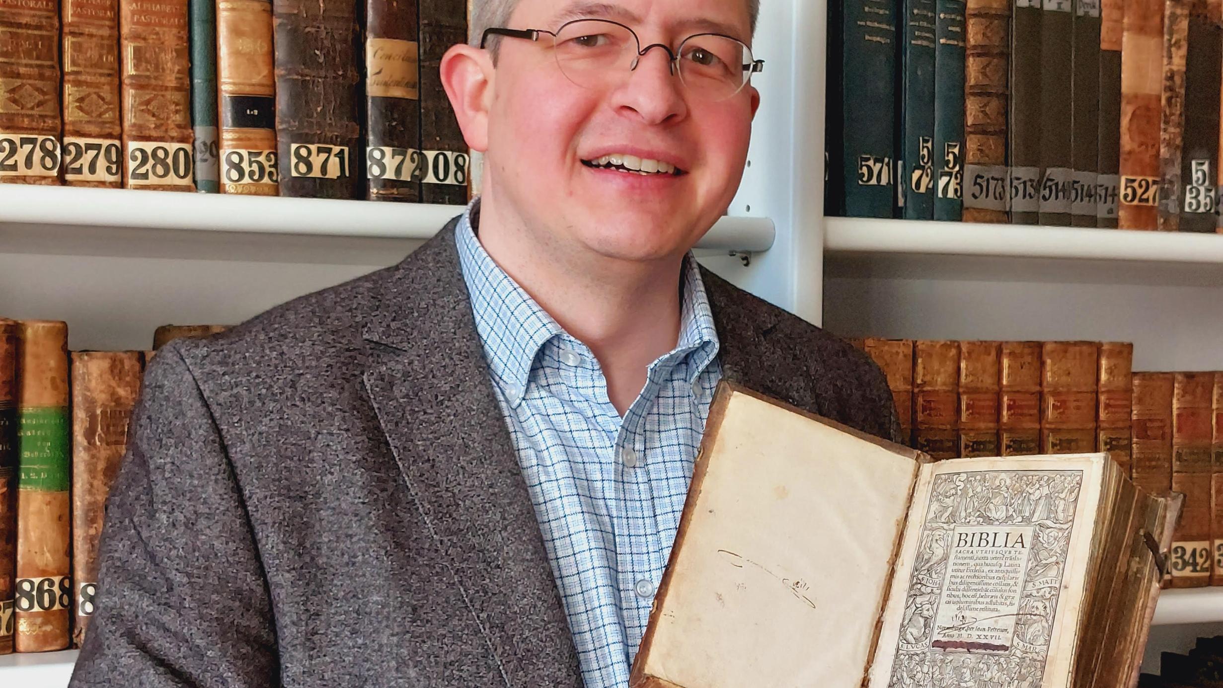 Bibliothekar Dr. Marco Brösch zeigt die Bibel. (Foto: Pia Pastor, St. Nikolaus-Hospital/Cusanusstift, Bernkastel-Kues)