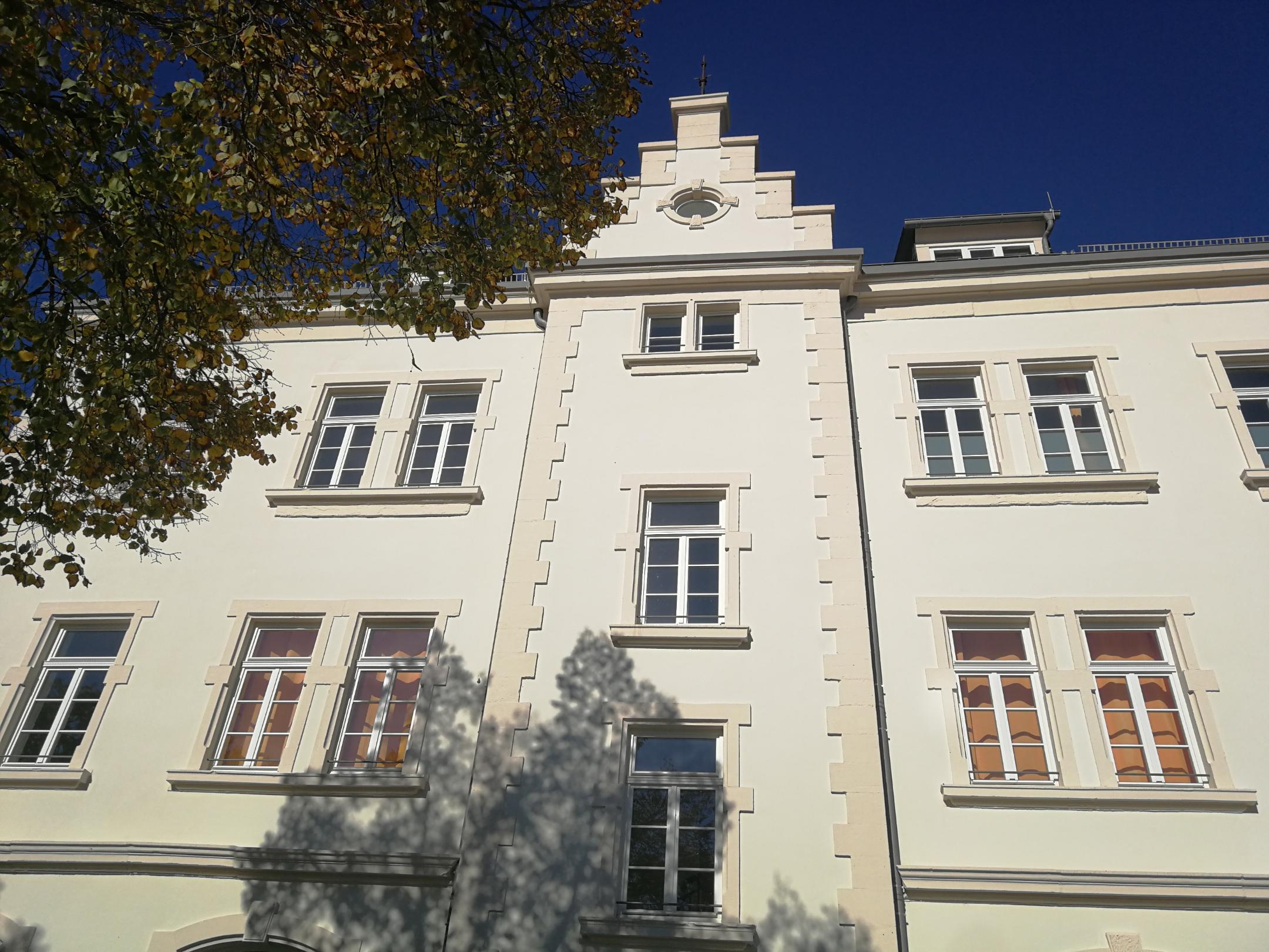 Die Herbert und Veronika Reh Stiftung hat das heutige Margareta Bosco Haus für 1,6 Millionen Euro renoviert und restauriert. Nun bietet es Schlafplätze und Appartements für zeitgleich bis zu zehn junge Wohnungslose.