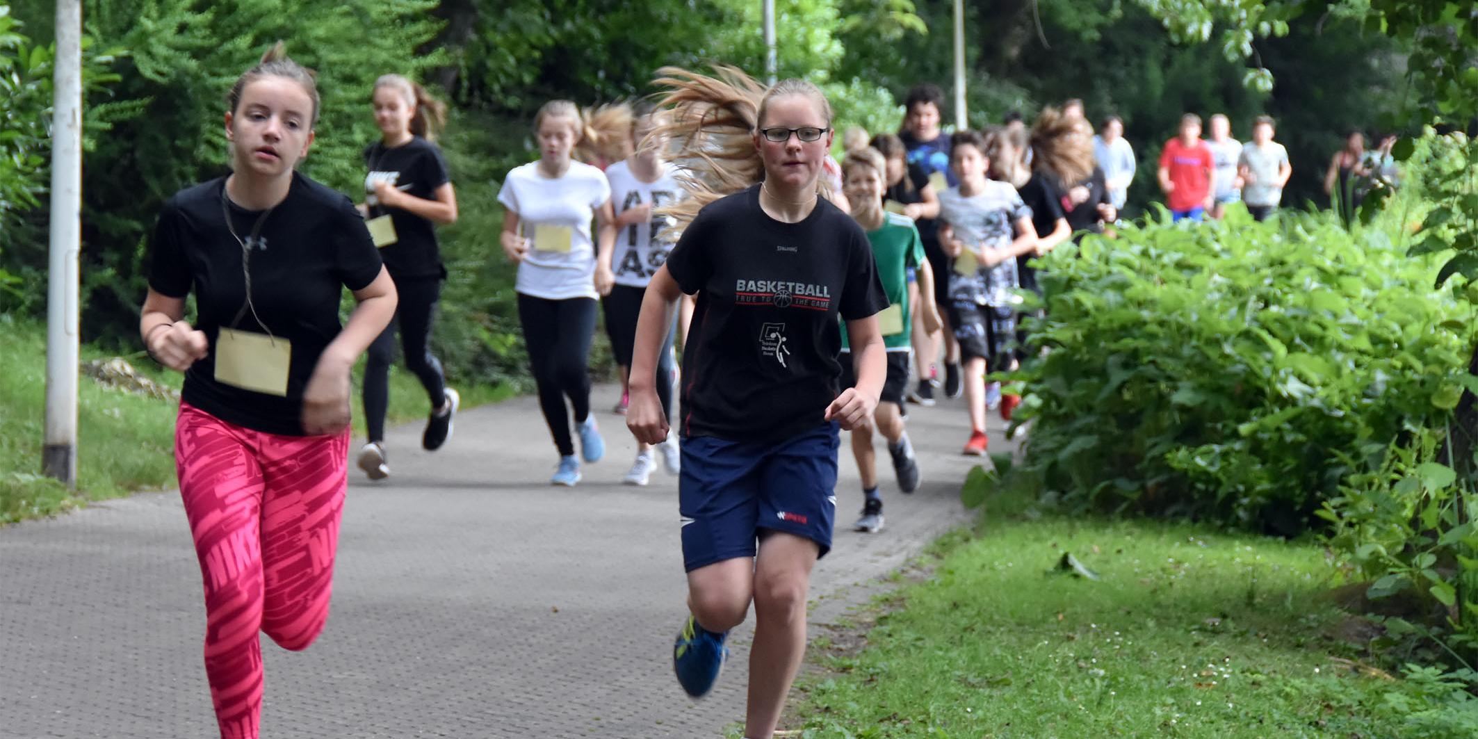 Die Schnellsten vorneweg! Die Schülerinnen und Schüler der Marienschule Saarbrücken laufen für einen guten Zweck.