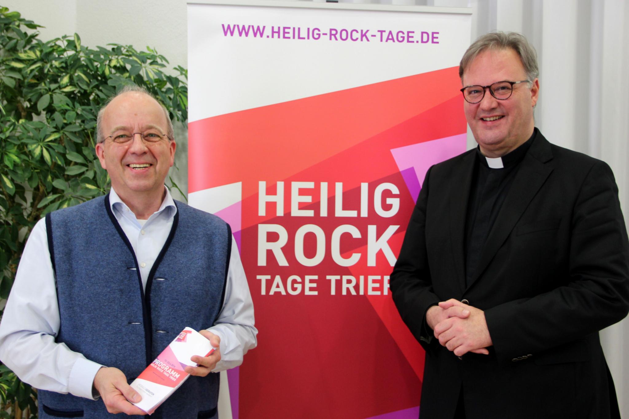 Wolfgang Meyer mit Programm und Domvikar Dr. Hans Günther Ullrich