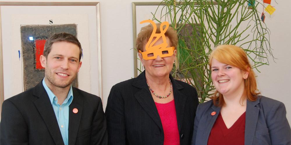 Ministerin Monika Bachmann setzte sich gerne die 'U28-Brille' auf, rechts Lena Schmidt, links Michael Kasel