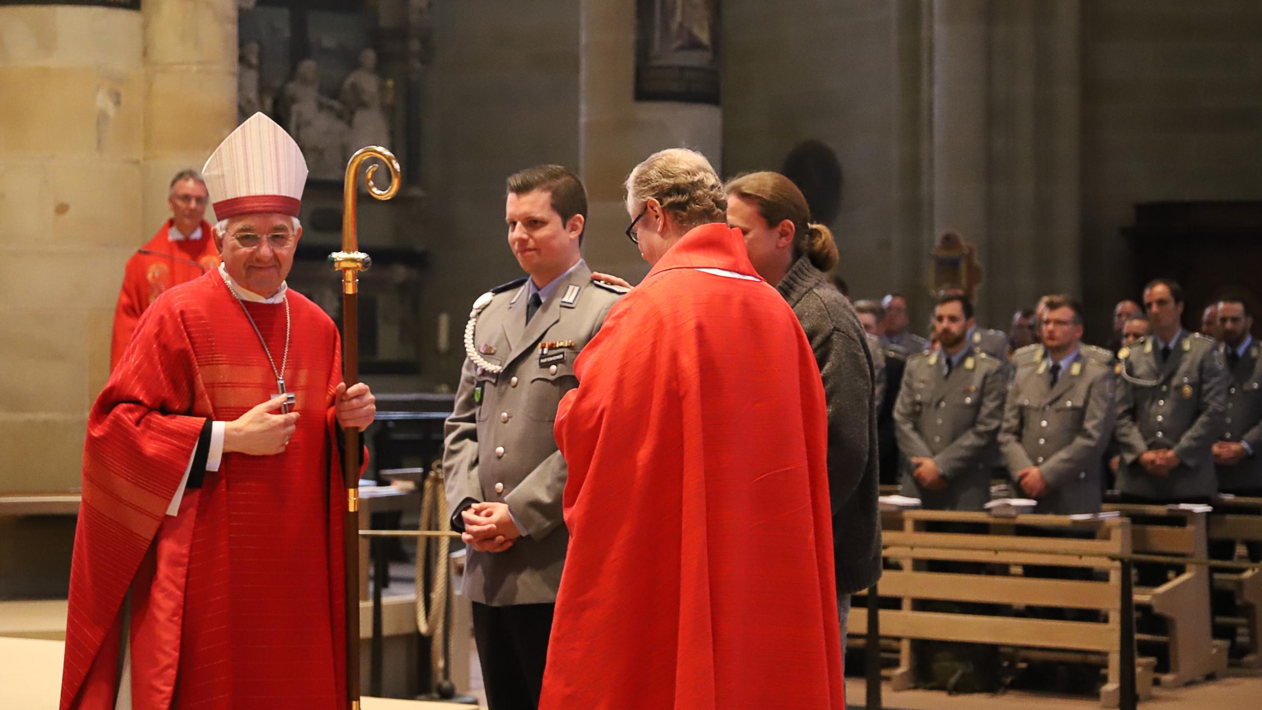 Während des Gottesdienstes wurde ein Soldat von Weihbischof Gebert gefirmt.