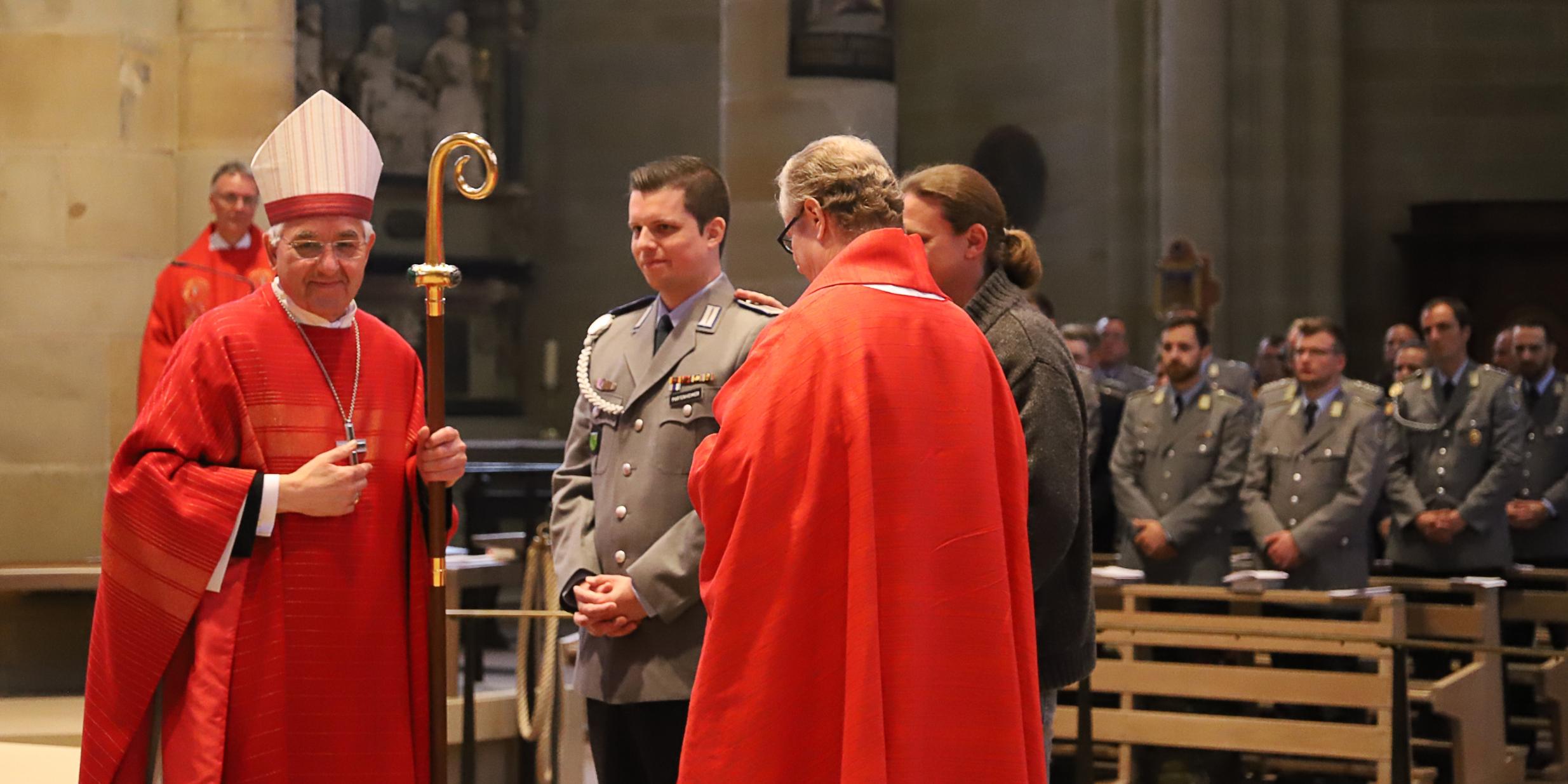 Während des Gottesdienstes wurde ein Soldat von Weihbischof Gebert gefirmt.