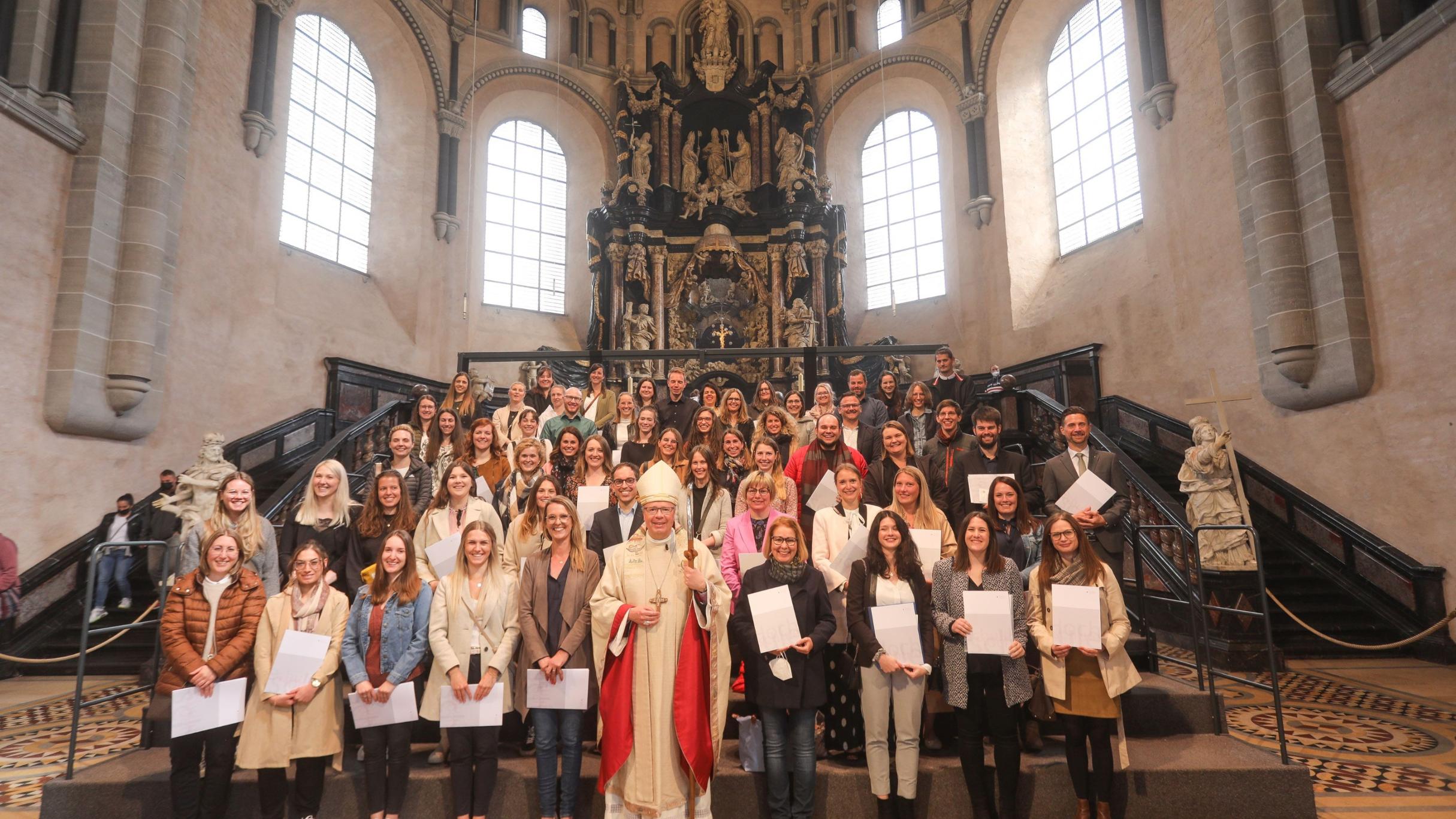 Gruppenbild mit Bischof Ackermann (Foto: Helmut Thewalt/Bistum Trier)