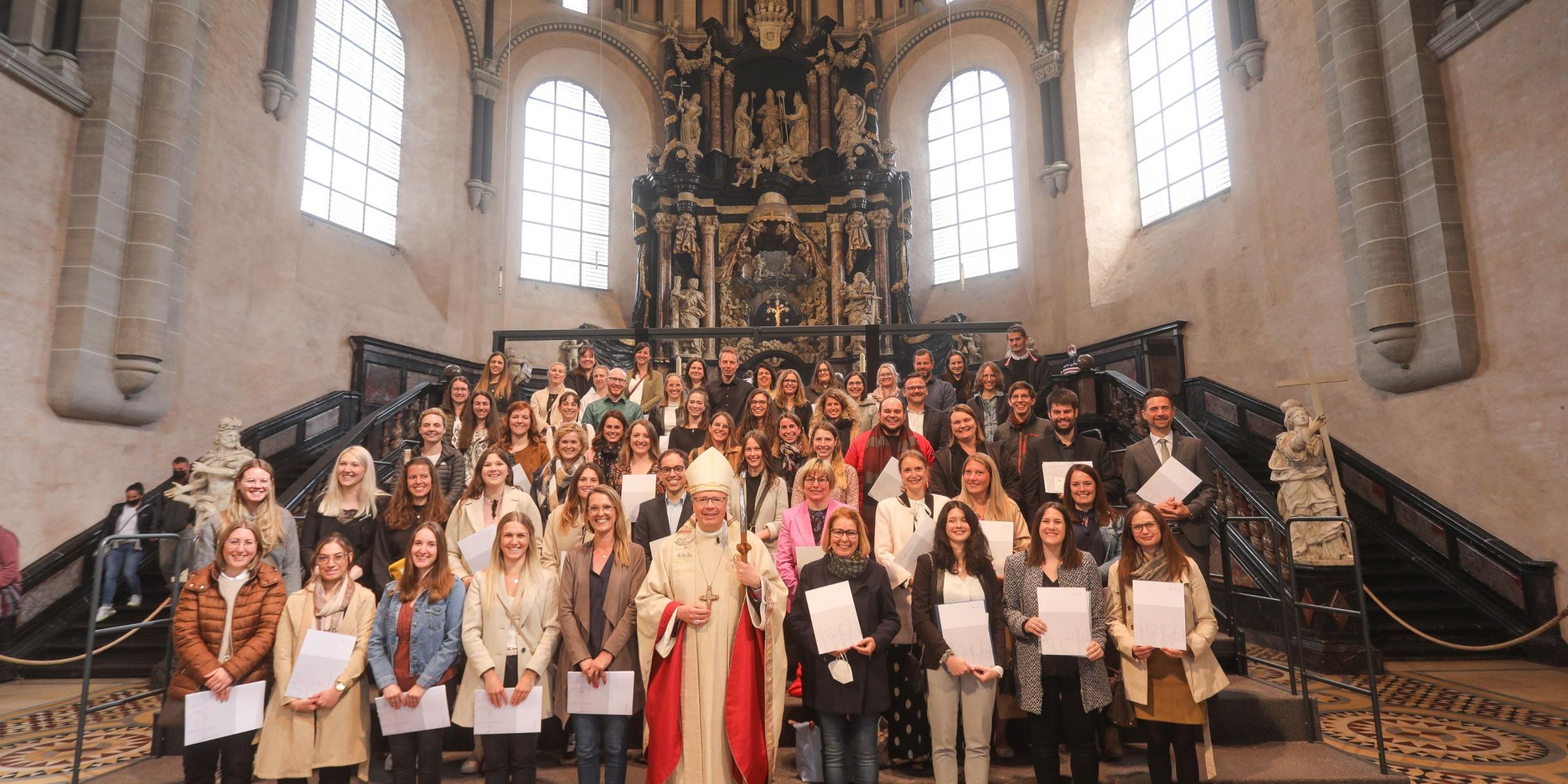 Gruppenbild mit Bischof Ackermann (Foto: Helmut Thewalt/Bistum Trier)
