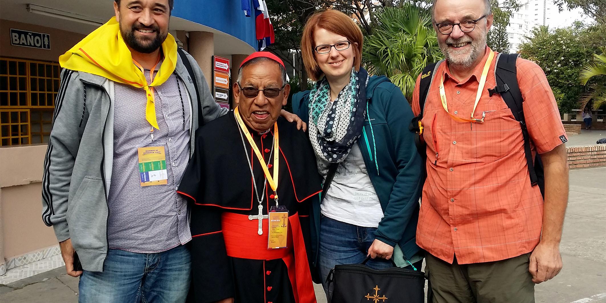 Kaplan Michael Meyer (l.), Pastoralreferentin Yvonne Uebel (2.v.r.) und Leiter von SoFiA e.V., Peter Nilles (r.) zusammen mit dem Bolivianischen Kardinal Toribio Ticona Porco.