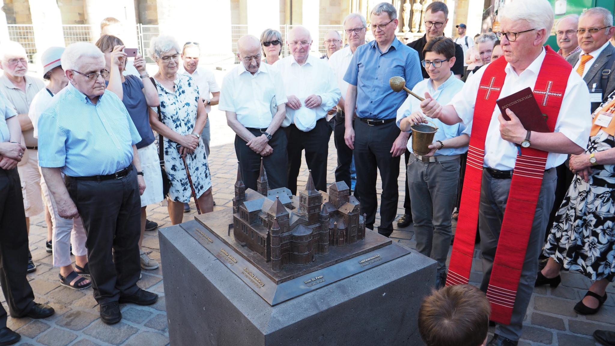 Dompropst Werner Rössel segnet das neue Modell des Kirchenensembles im Beisein vieler Gäste