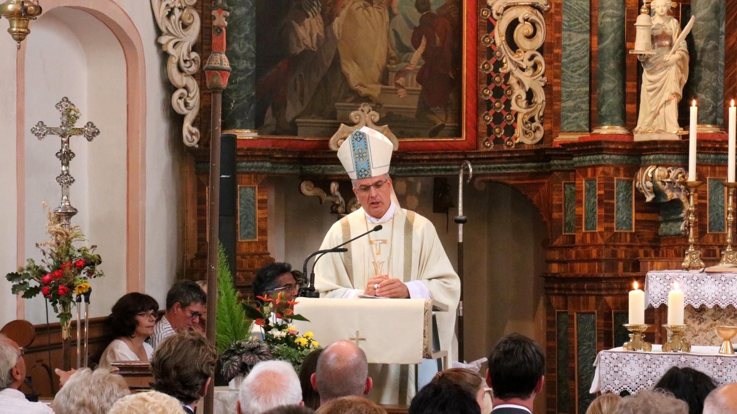 Weihbischof Peters predigt in Mörz. Foto: Nikolay