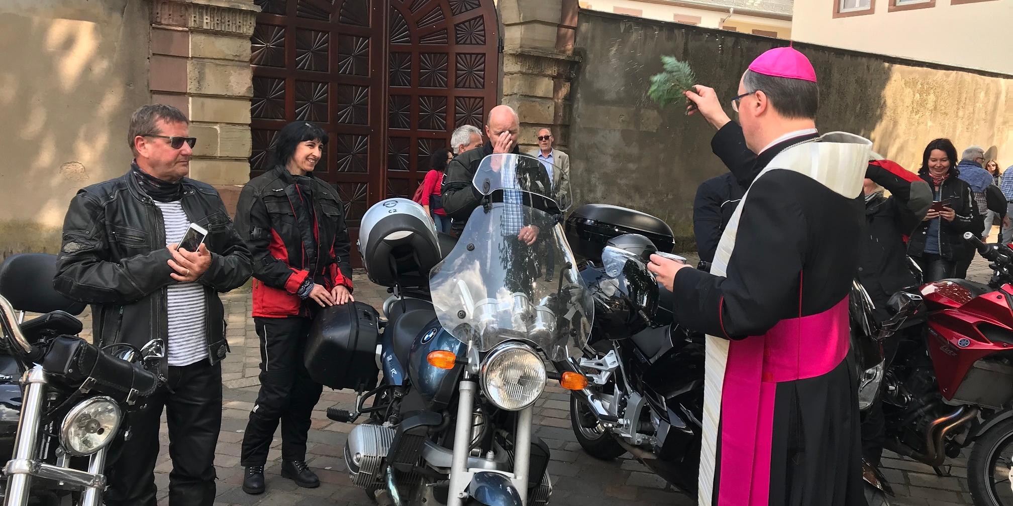 Bischof Dr. Stephan Ackermann segnet Motorradfahrer.