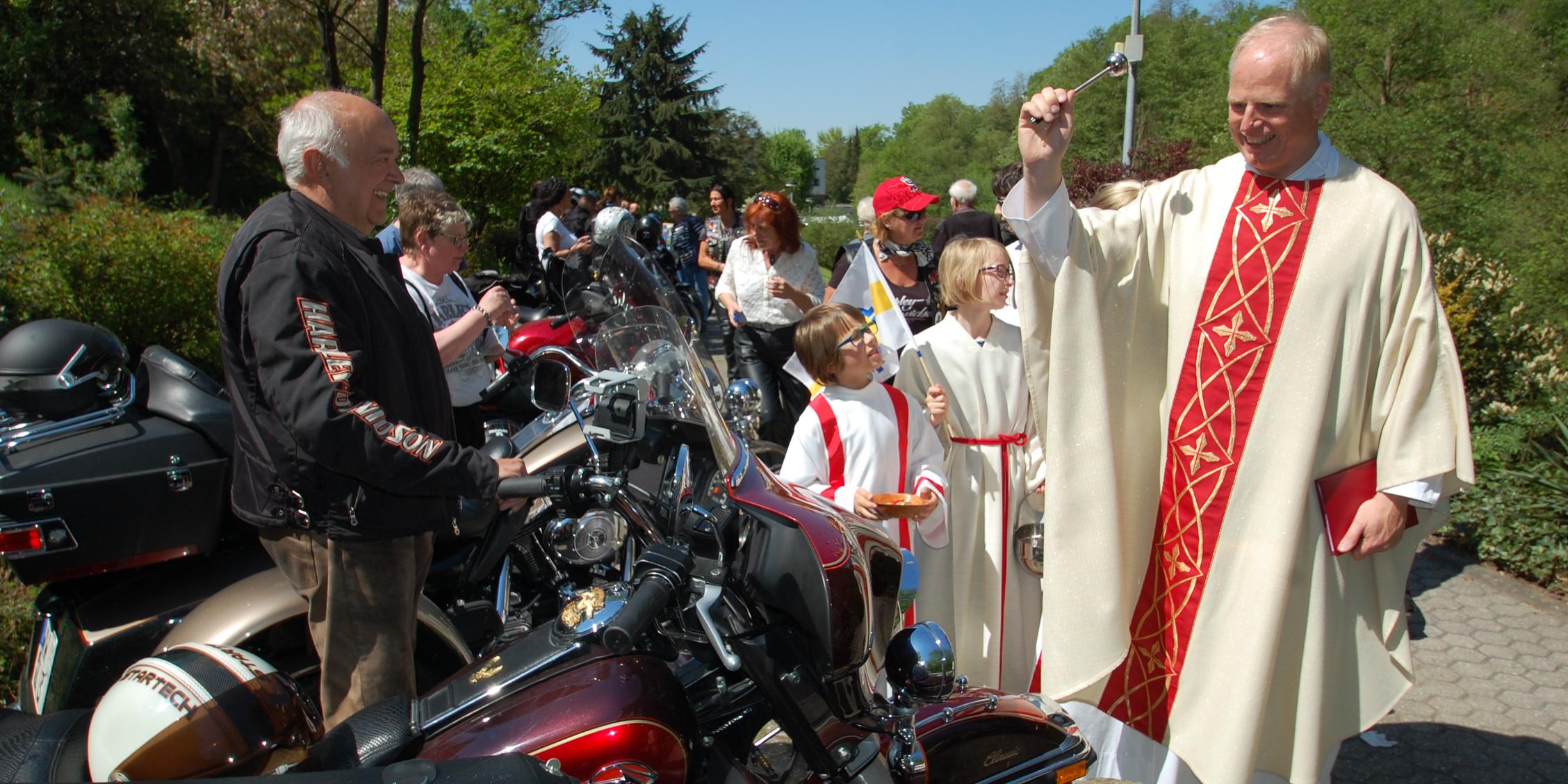 Pfarrer Stefan Schaaf segnete die Fahrer mit ihren Motorräder und Gespannen.